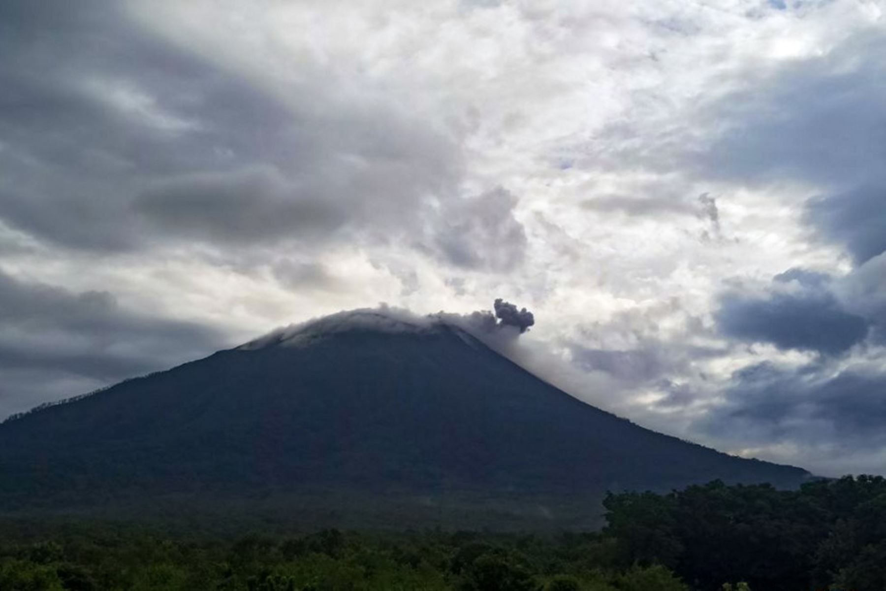 Monte Lewotolo arrojando lava desde su cráter en la isla Lembata, al este de Nusa Tenggara.

Foto: AFP