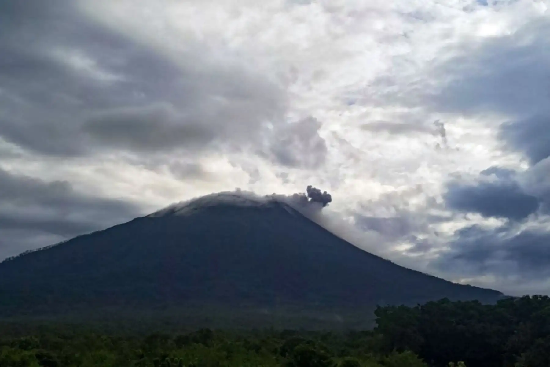 Monte Lewotolo arrojando lava desde su cráter en la isla Lembata, al este de Nusa Tenggara.

Foto: AFP