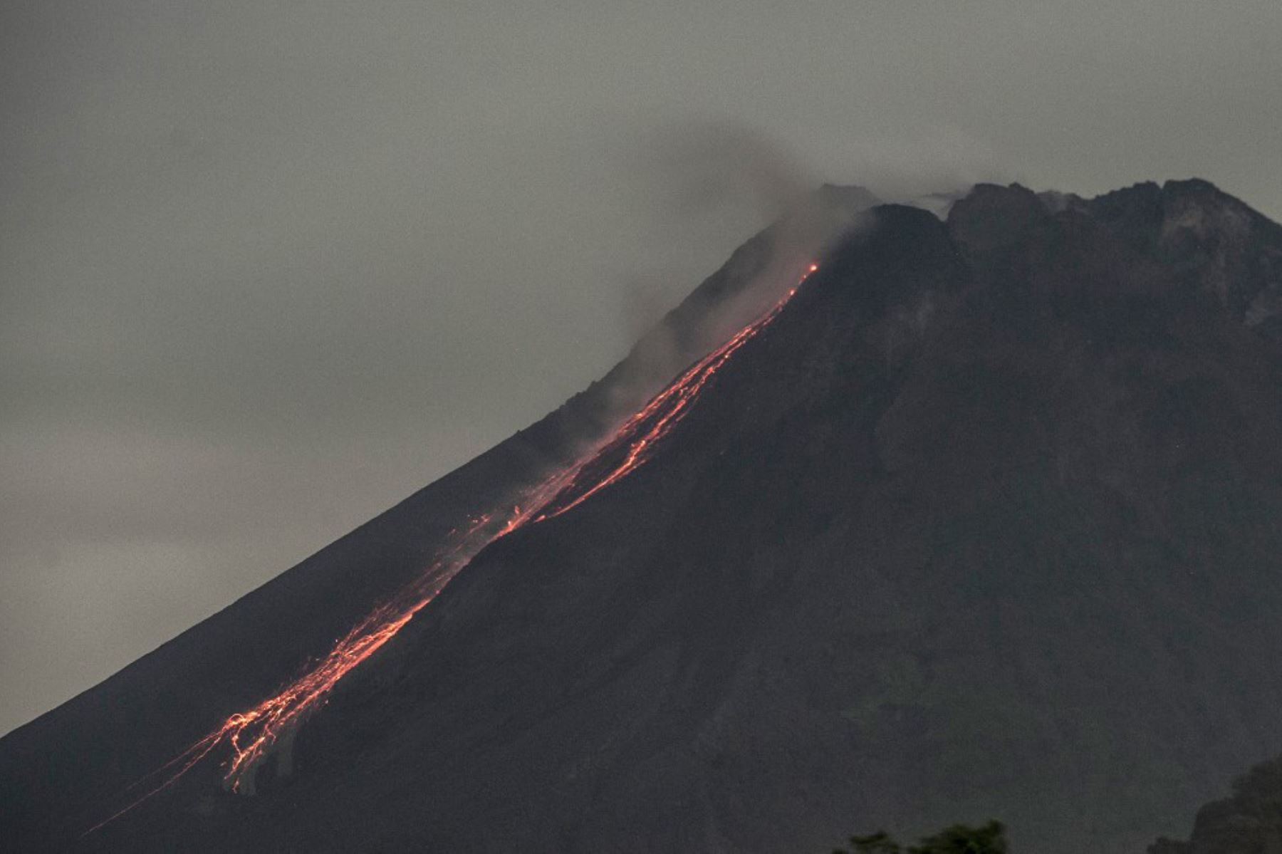La lava fluye desde el cráter del monte Merapi, el volcán más activo de Indonesia, visto desde Sleman en Yogyakarta.

Foto: AFP