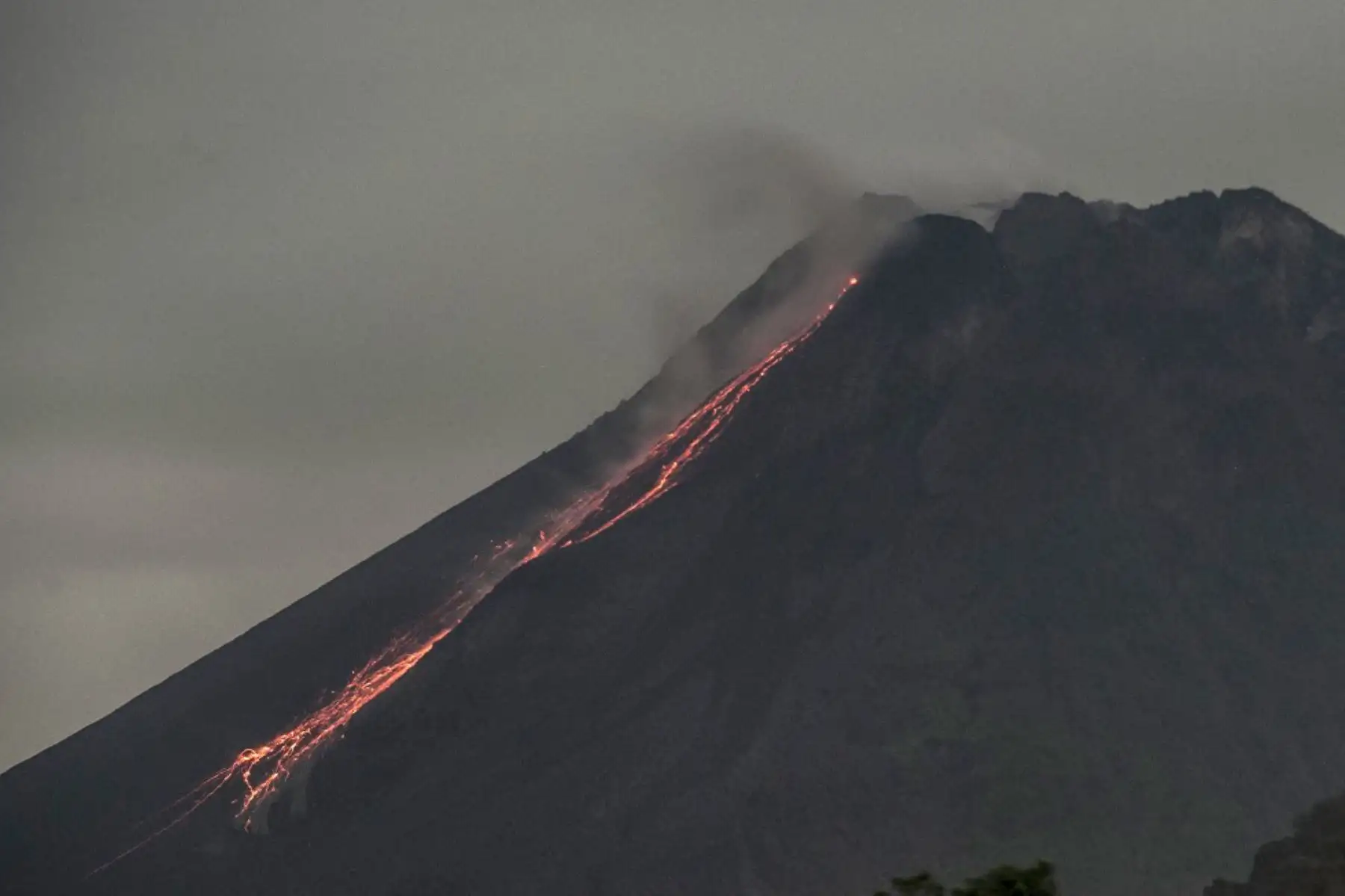 La lava fluye desde el cráter del monte Merapi, el volcán más activo de Indonesia, visto desde Sleman en Yogyakarta.

Foto: AFP