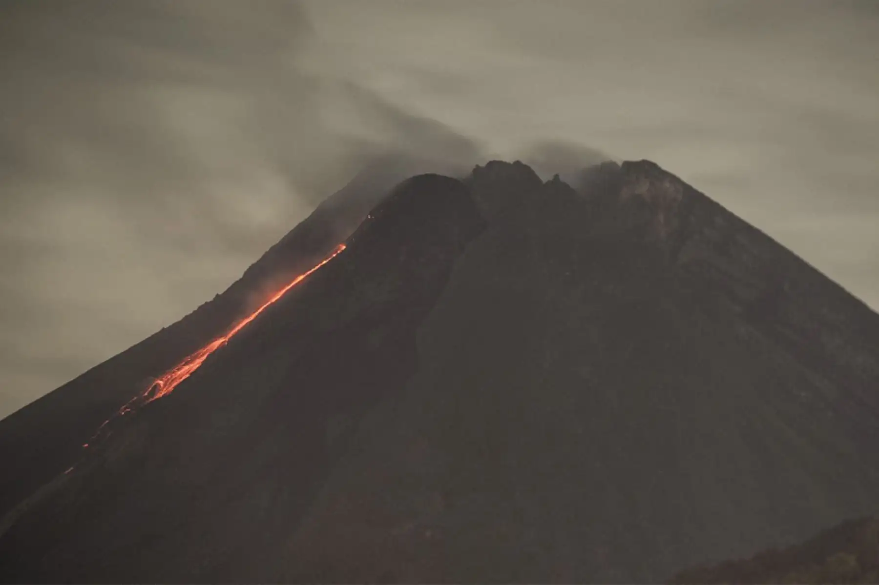 La lava fluye desde el cráter del monte Merapi, el volcán más activo de Indonesia, visto desde Sleman en Yogyakarta.

Foto: AFP