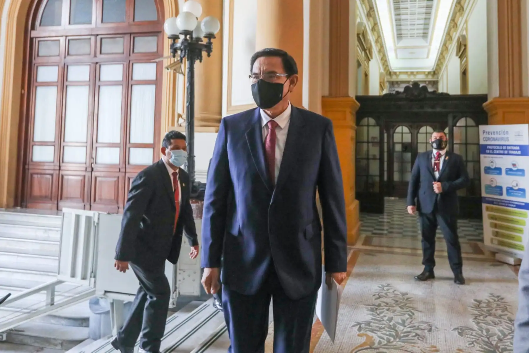 El expresidente Martín Vizcarra y la exministra de Relaciones Exteriores, Elizabeth Astete, se encuentran en el Congreso para participar en la Comisión Permanente. Foto: Congreso