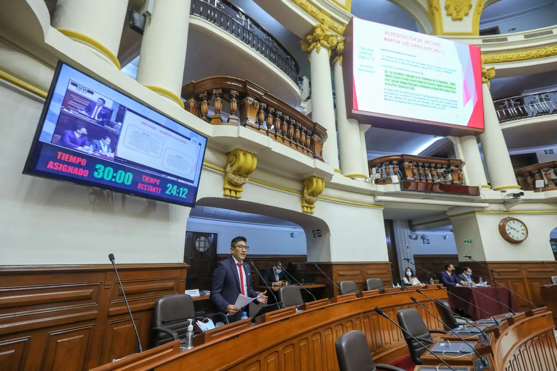 El expresidente Martín Vizcarra y la exministra de Relaciones Exteriores, Elizabeth Astete, se encuentran en el Congreso para participar en la Comisión Permanente, que iniciará en breve para abordar el informe final de las Denuncias Constitucionales 423 y 427. Foto: Congreso
