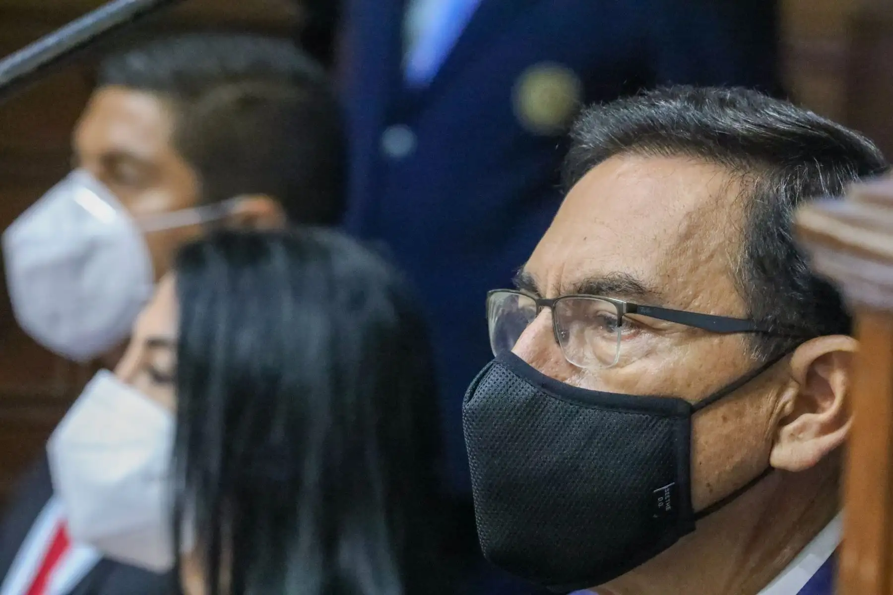 El expresidente Martín Vizcarra y la exministra de Relaciones Exteriores, Elizabeth Astete, se encuentran en el Congreso para participar en la Comisión Permanente, para abordar el informe final de las Denuncias Constitucionales 423 y 427. Foto: Congreso
