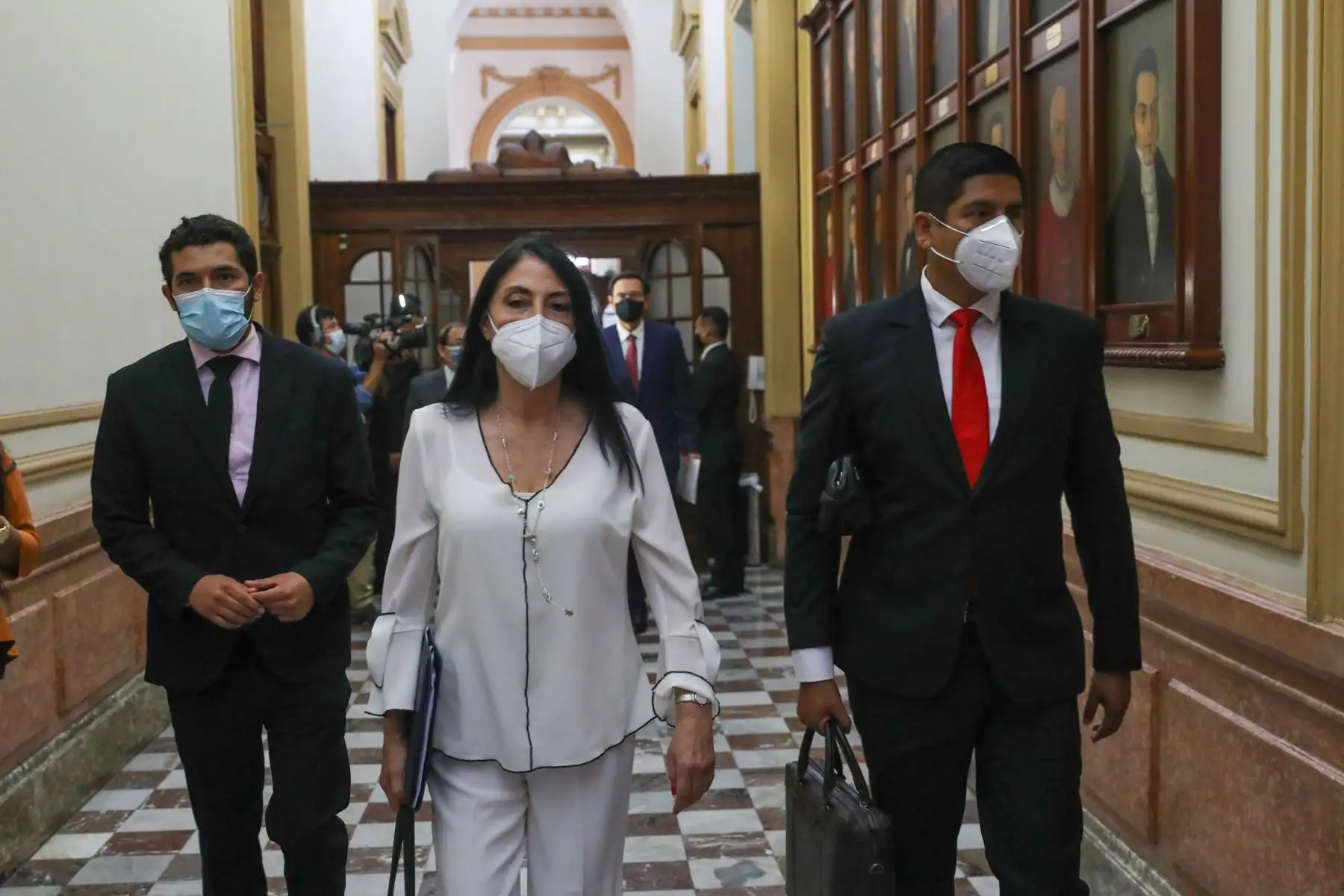 El expresidente Martín Vizcarra y la exministra de Relaciones Exteriores, Elizabeth Astete, se encuentran en el Congreso para participar en la Comisión Permanente, para abordar el informe final de las Denuncias Constitucionales 423 y 427. Foto: Congreso
