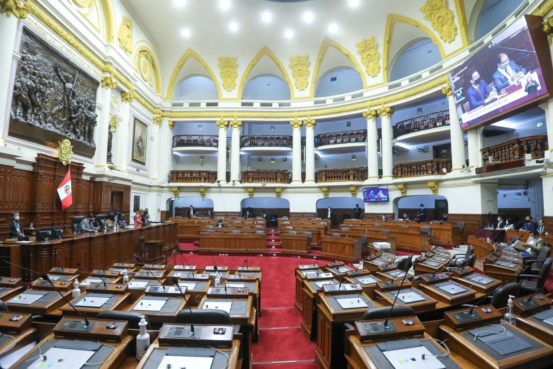 El expresidente Martín Vizcarra y la exministra de Relaciones Exteriores, Elizabeth Astete, se encuentran en el Congreso para participar en la Comisión Permanente, para abordar el informe final de las Denuncias Constitucionales 423 y 427. Foto: Congreso