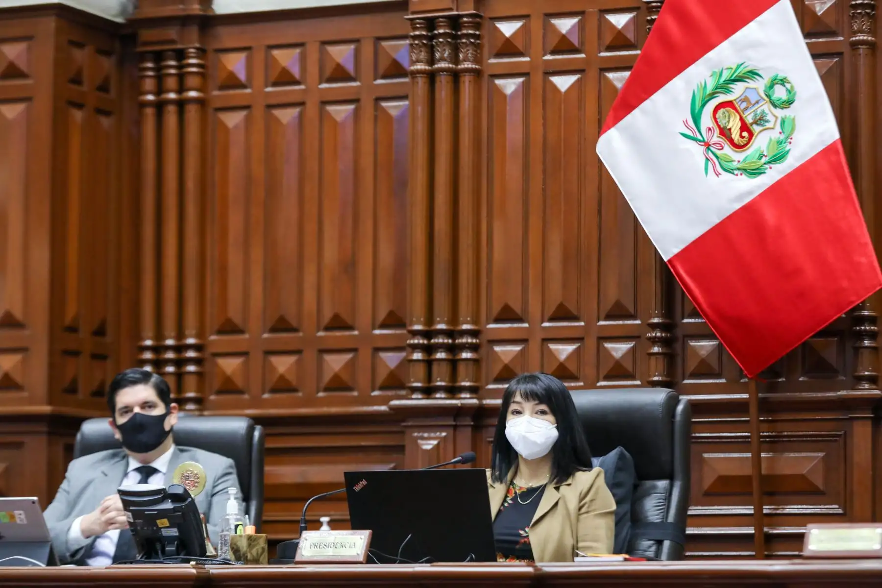 El expresidente Martín Vizcarra y la exministra de Relaciones Exteriores, Elizabeth Astete, se encuentran en el Congreso para participar en la Comisión Permanente, para abordar el informe final de las Denuncias Constitucionales 423 y 427. Foto: Congreso