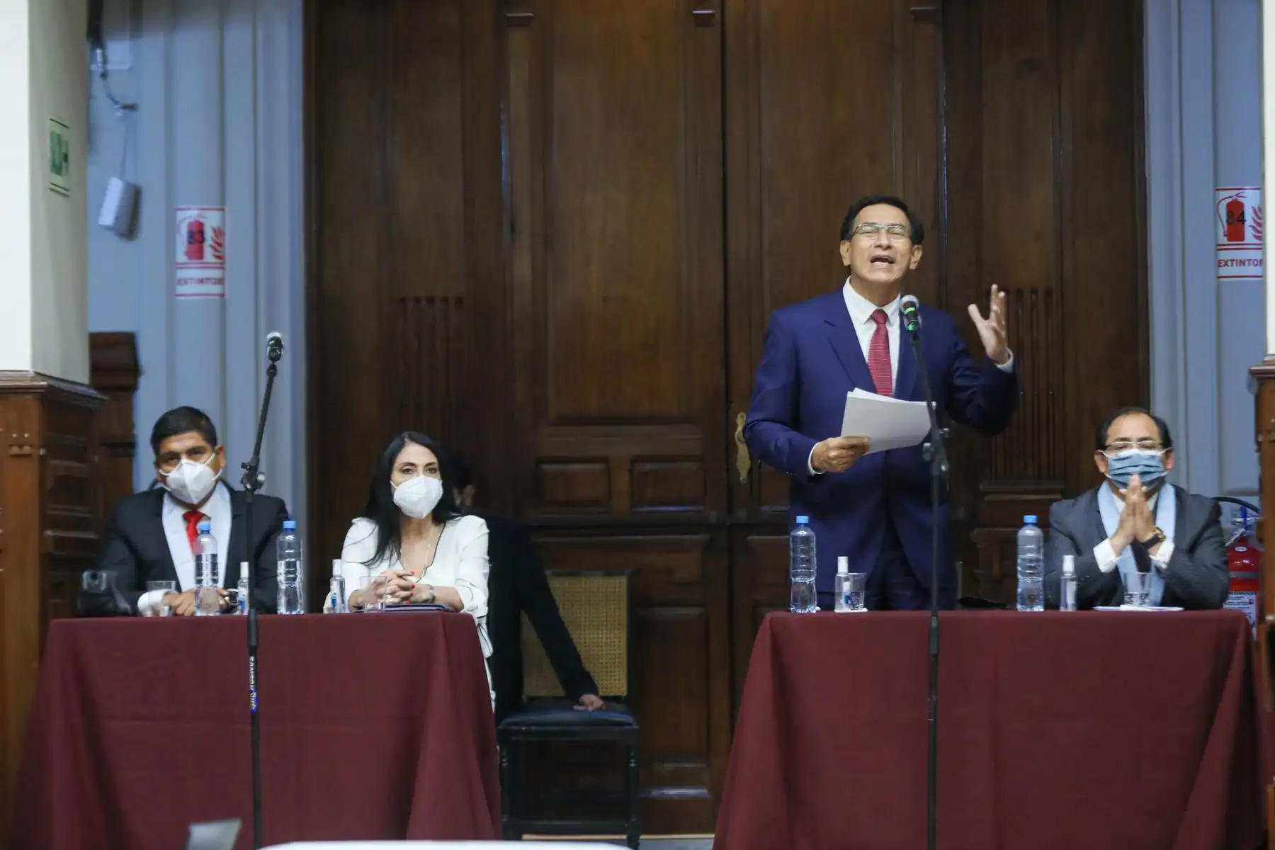 El expresidente Martín Vizcarra y la exministra de Relaciones Exteriores, Elizabeth Astete, se encuentran en el Congreso para participar en la Comisión Permanente, para abordar el informe final de las Denuncias Constitucionales 423 y 427. Foto: Congreso