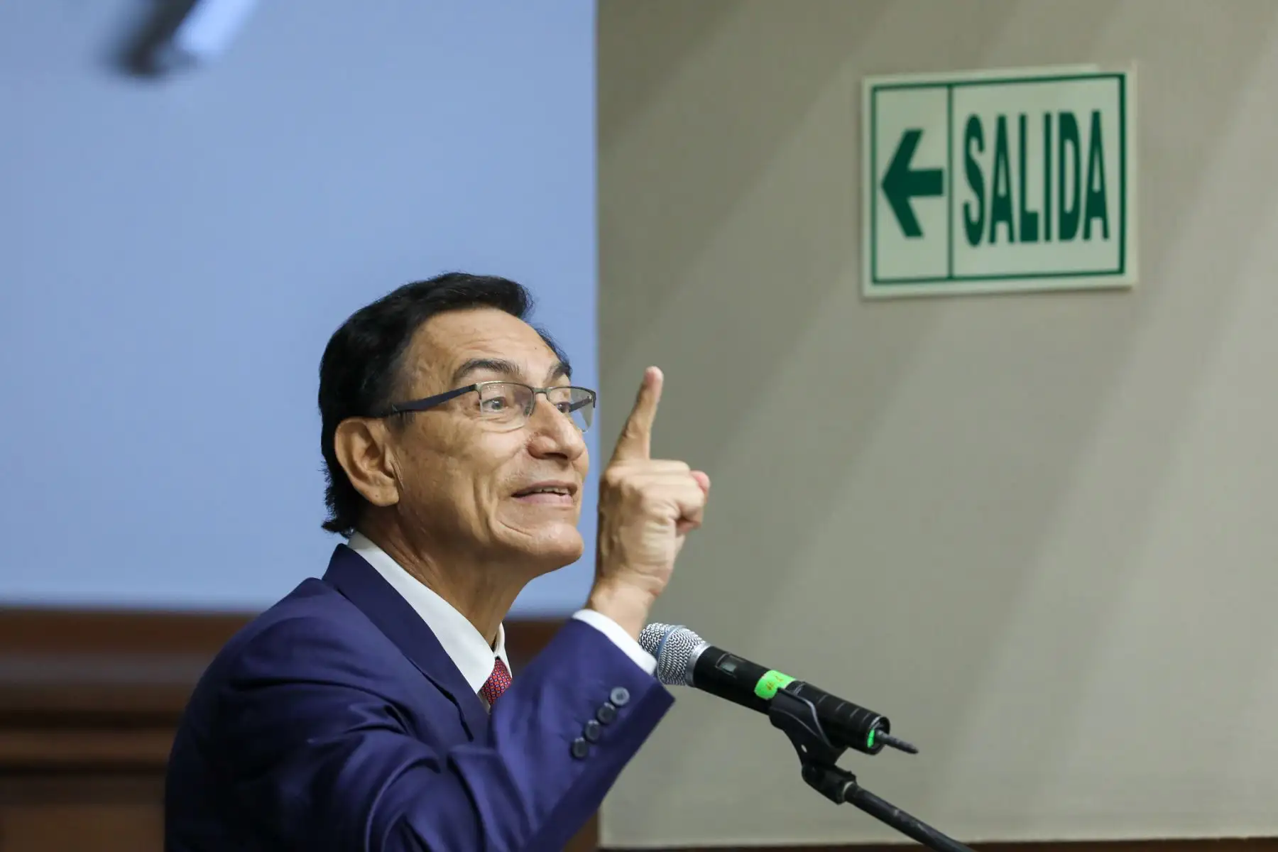El expresidente Martín Vizcarra y la exministra de Relaciones Exteriores, Elizabeth Astete, se encuentran en el Congreso para participar en la Comisión Permanente, para abordar el informe final de las Denuncias Constitucionales 423 y 427. Foto: Congreso