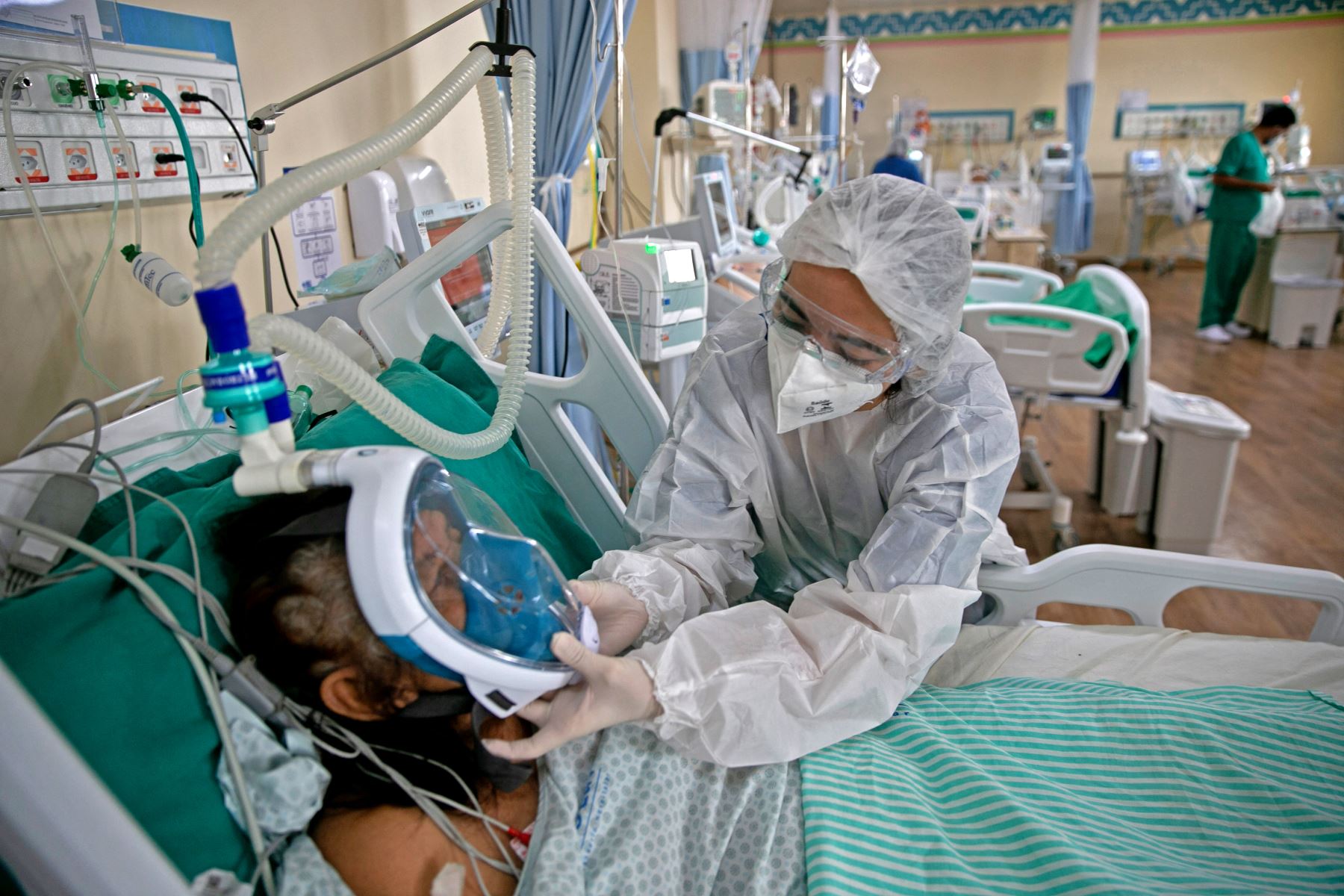 Los expertos apuntan a que la pandemia del covid-19, que ya deja más de 340,000 muertos en Brasil, podría acelerar. Foto: AFP.
