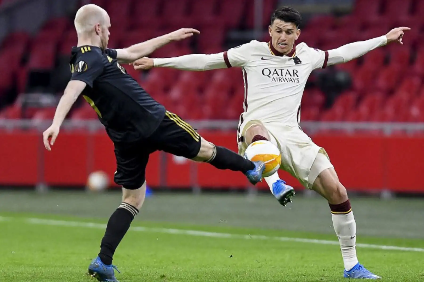 El centrocampista holandés del Ajax, Davy Klaassen (L), lucha por el balón con el defensor brasileño de la Roma Roger durante el partido de fútbol de cuartos de final de la UEFA Europa League entre el Ajax Amsterdam y el AS Roma en el Johan Cruijff Arena de Amsterdam

Foto: AFP