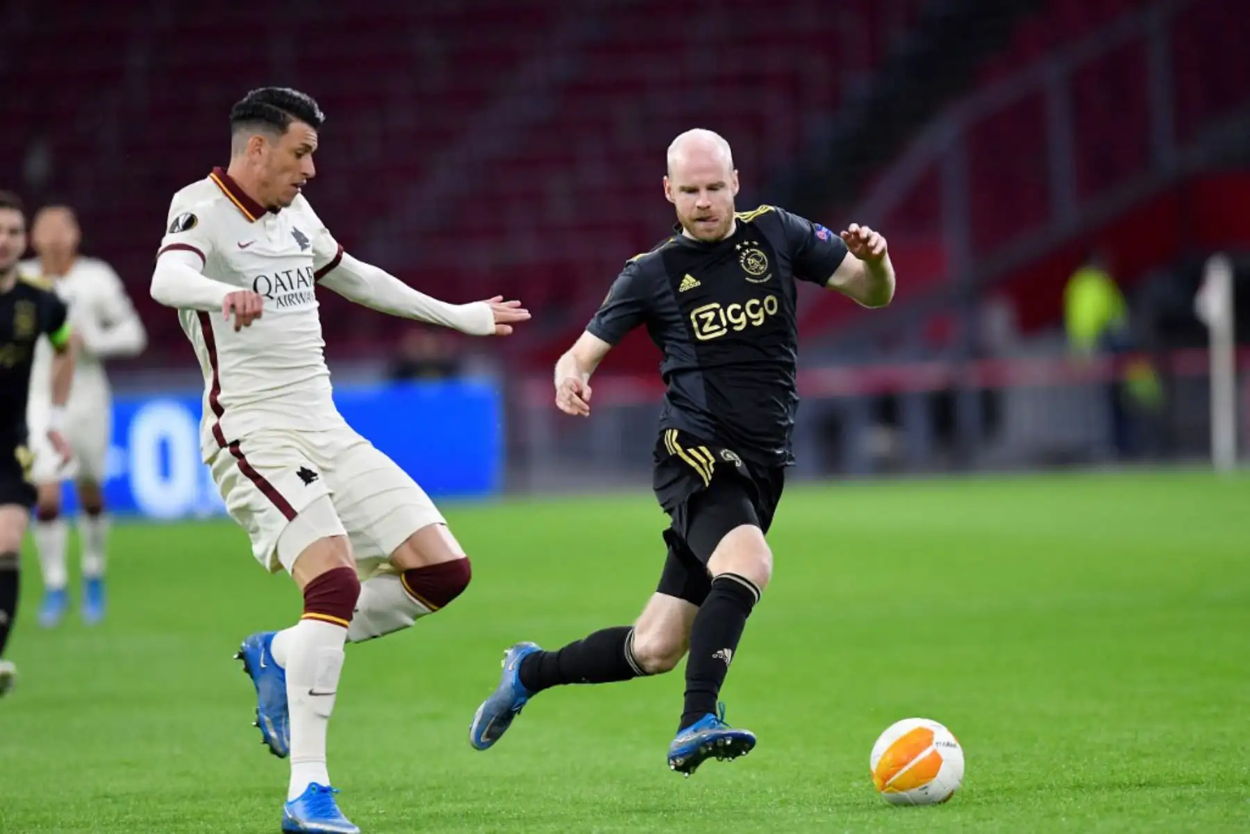 El defensor brasileño de la Roma Roger (L) lucha por el balón con el centrocampista holandés del Ajax Davy Klaassen durante el partido de fútbol de cuartos de final de la UEFA Europa League entre el Ajax Amsterdam y el AS Roma en el Johan Cruijff Arena en Amsterdam.

Foto: AFP