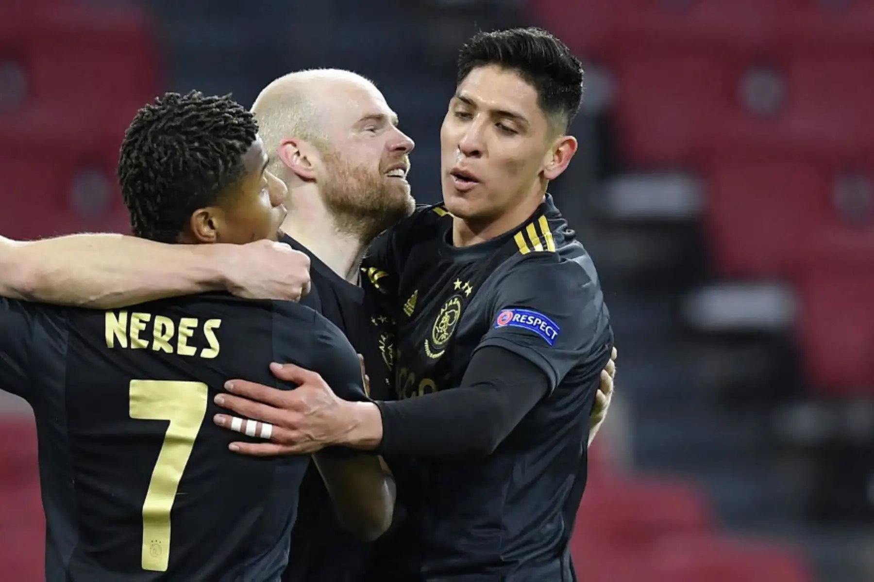 El centrocampista holandés del Ajax Davy Klaassen (C) celebra con sus compañeros de equipo tras marcar un gol durante los cuartos de final de la UEFA Europa League entre el Ajax de Ámsterdam y el AS Roma en el Johan Cruijff Arena de Ámsterdam.

Foto: AFP