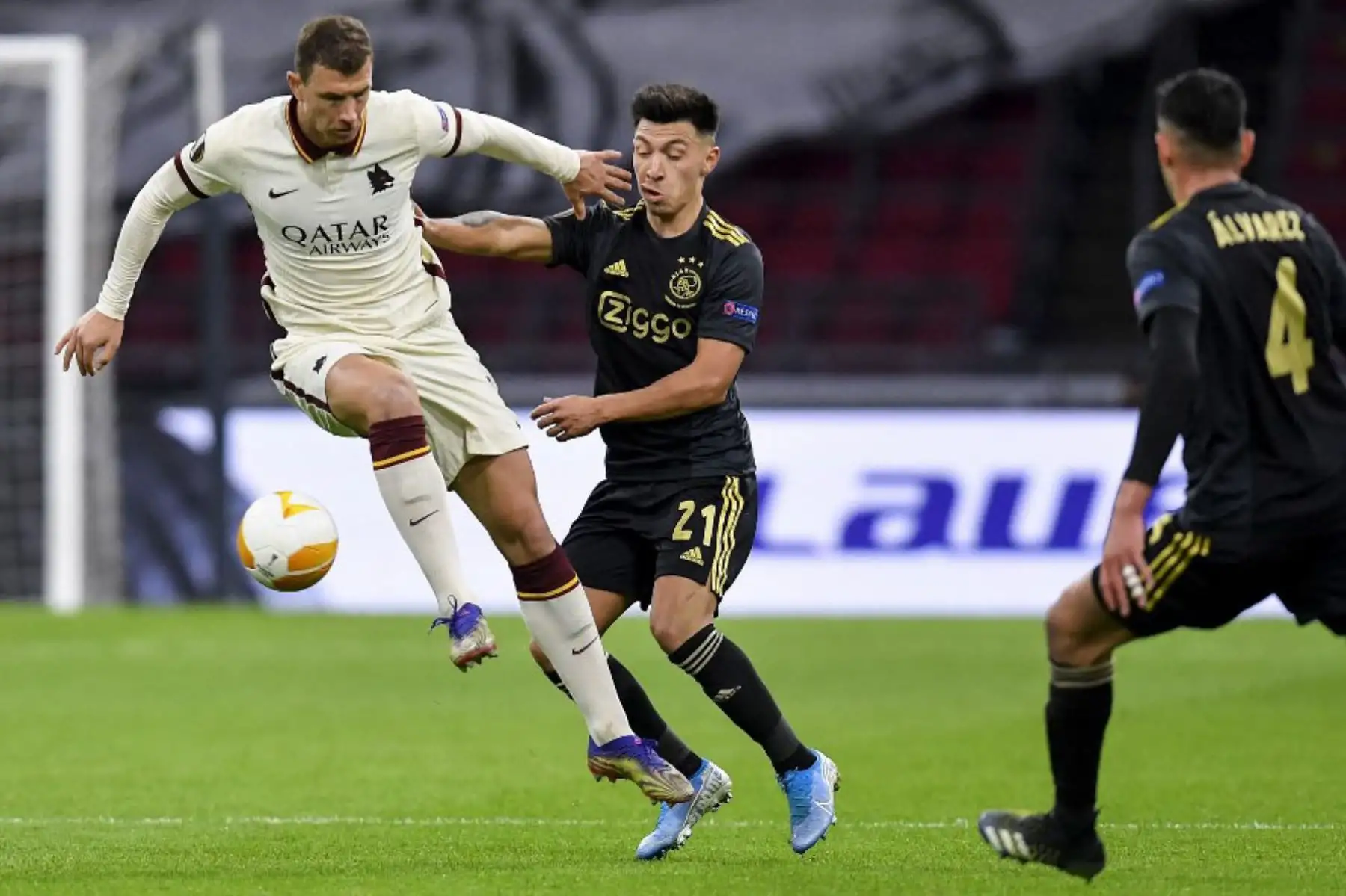 El delantero bosnio de la Roma Edin Dzeko (L) pelea por el balón con el defensor argentino del Ajax Lisandro Martinez durante el partido de fútbol de cuartos de final de la UEFA Europa League entre el Ajax Amsterdam y el AS Roma en el Johan Cruijff Arena en Amsterdam.

Foto: AFP