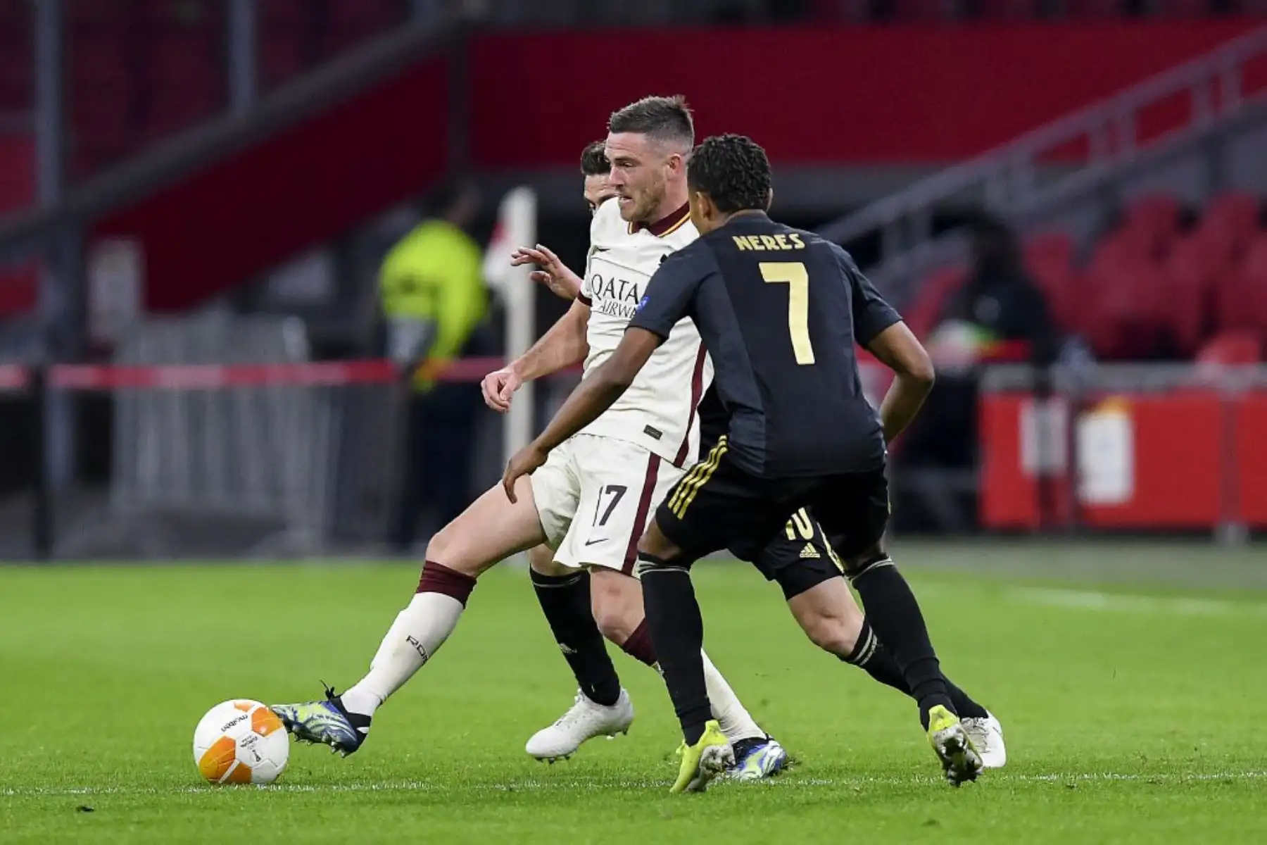 El centrocampista francés de la Roma Jordan Veretout (L) pelea por el balón con el delantero brasileño del Ajax David Neres durante los cuartos de final de la UEFA Europa League entre el Ajax Amsterdam y el AS Roma en el Johan Cruijff Arena en Amsterdam.

Foto: AFP
