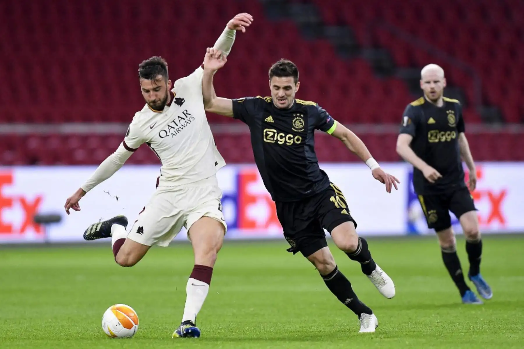 El centrocampista italiano de la Roma Bryan Christante (L) pelea por el balón con el delantero serbio del Ajax Dusan Tadic durante los cuartos de final de la UEFA Europa League entre el Ajax Amsterdam y el AS Roma en el Johan Cruijff Arena en Amsterdam.

Foto: AFP