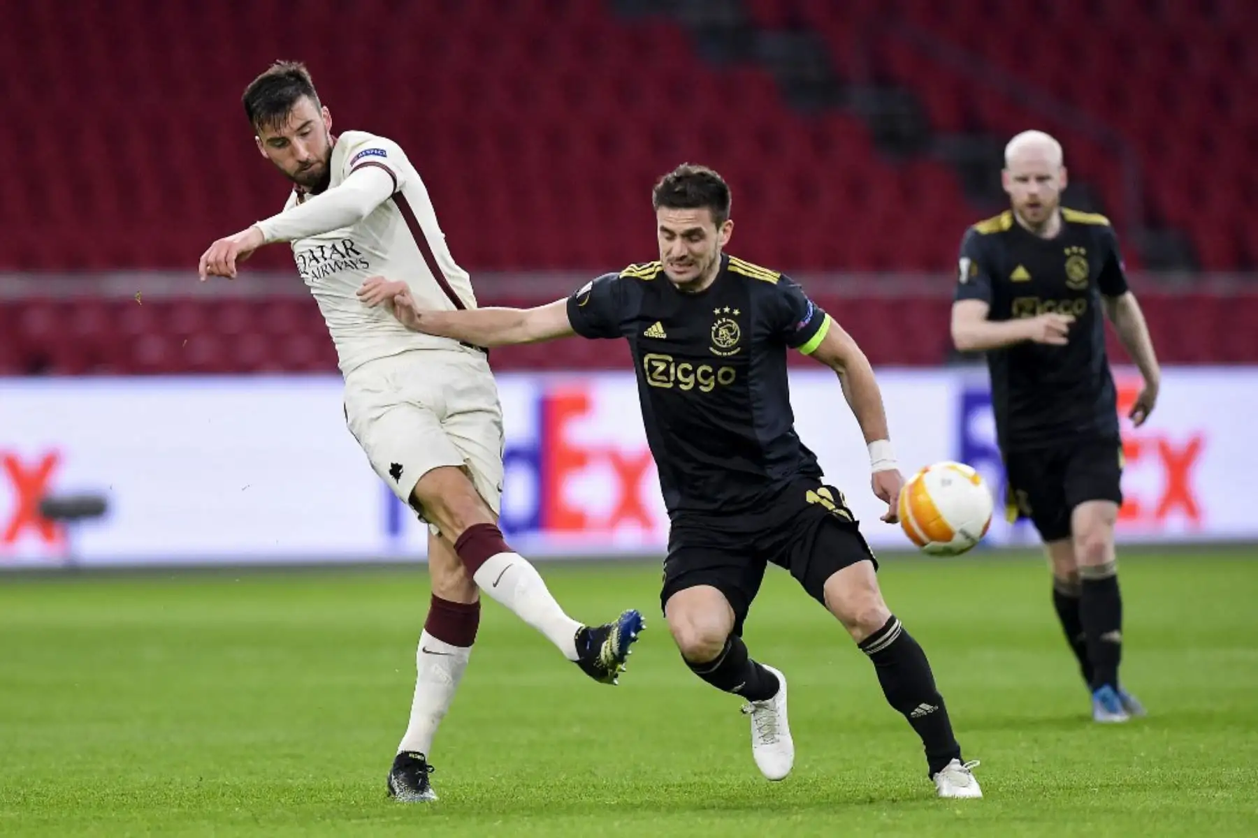 El centrocampista italiano de la Roma Bryan Christante (L) pelea por el balón con el delantero serbio del Ajax Dusan Tadic durante los cuartos de final de la UEFA Europa League entre el Ajax Amsterdam y el AS Roma en el Johan Cruijff Arena en Amsterdam.

Foto:AFP