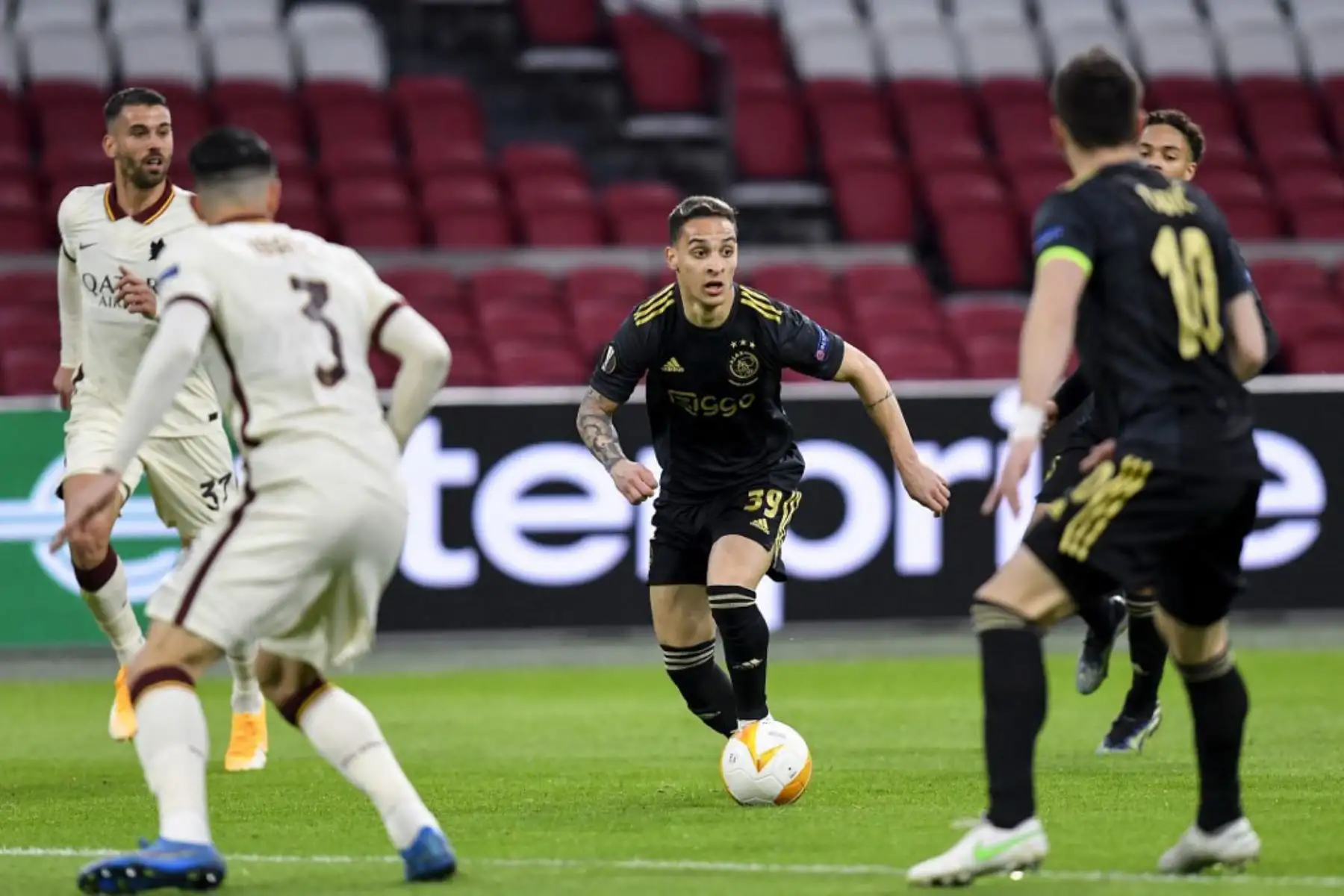 El delantero brasileño del Ajax Antony Matheus Dos Santos (C) corre con el balón durante los cuartos de final de la UEFA Europa League entre el Ajax Amsterdam y el AS Roma en el Johan Cruijff Arena de Amsterdam.

Foto:AFP