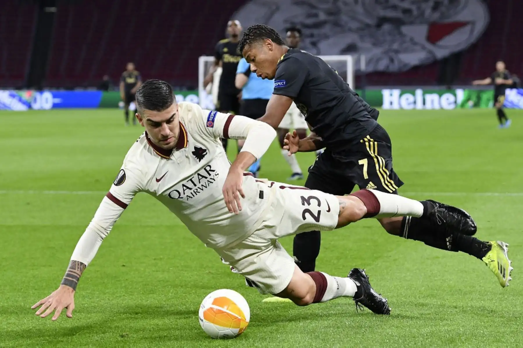 El defensor italiano de la Roma Gianluca Mancini (L) lucha por el balón con el delantero brasileño del Ajax David Neres durante los cuartos de final de la UEFA Europa League entre el Ajax Amsterdam y el AS Roma en el Johan Cruijff Arena de Amsterdam.

Foto:AFP