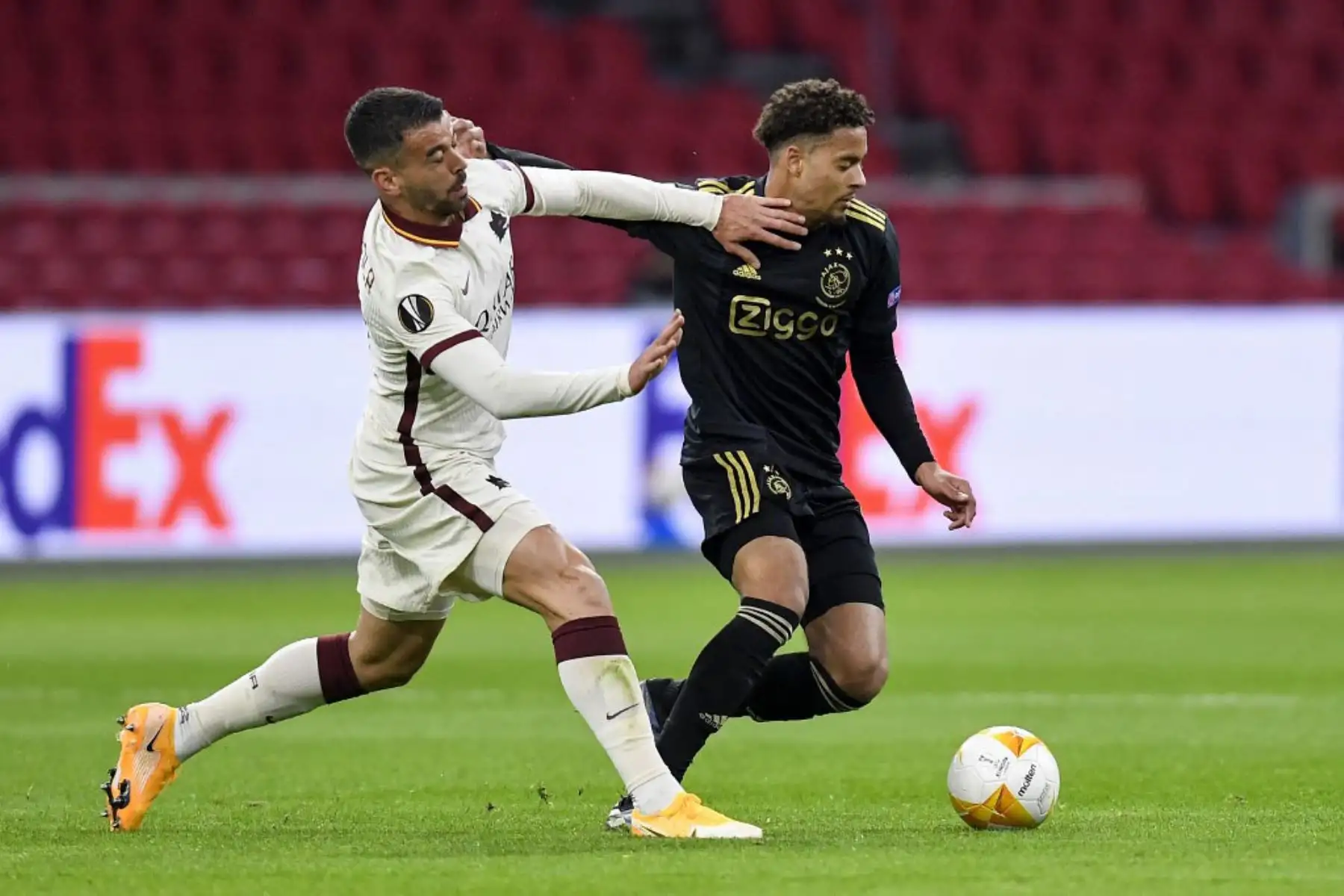 El defensor italiano de la Roma Leonardo Spinazzola (L) pelea por el balón con el defensor holandés del Ajax Devyne Rensch durante los cuartos de final de la UEFA Europa League entre el Ajax de Ámsterdam y el AS Roma en el Johan Cruijff Arena de Ámsterdam.

Foto:AFP