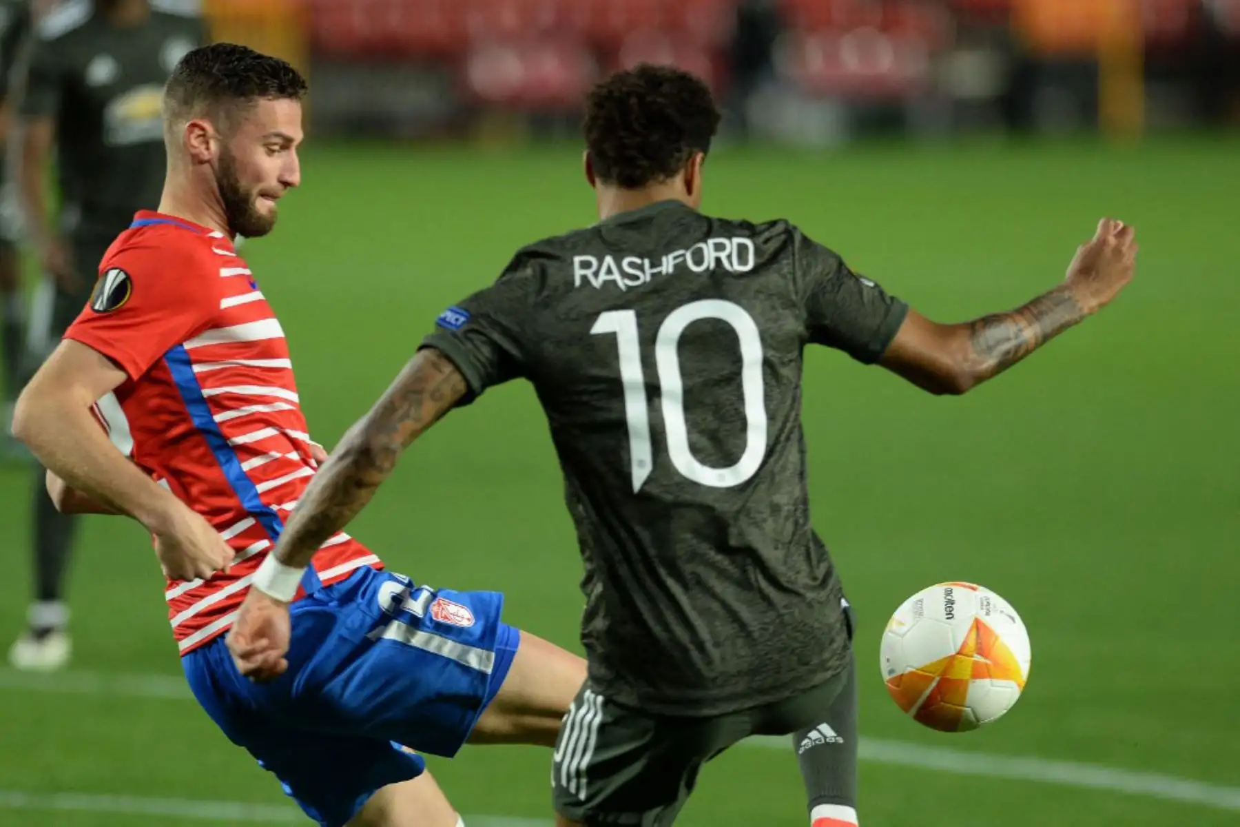 El delantero inglés del Manchester United Marcus Rashford desafía al defensor portugués del Granada Domingos Duarte (L) durante el partido de fútbol de la UEFA Europa League entre el Granada FC y el Manchester United en el estadio Nuevo Los Cármenes de Granada.

Foto:AFP