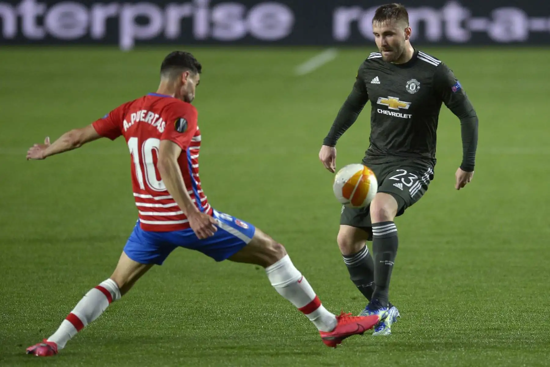El delantero español del Granada Antonio Puertas (L) desafía al defensor inglés del Manchester United Luke Shaw durante el partido de fútbol de la UEFA Europa League entre el Granada FC y el Manchester United en el estadio Nuevo Los Cármenes de Granada.

Foto:AFP