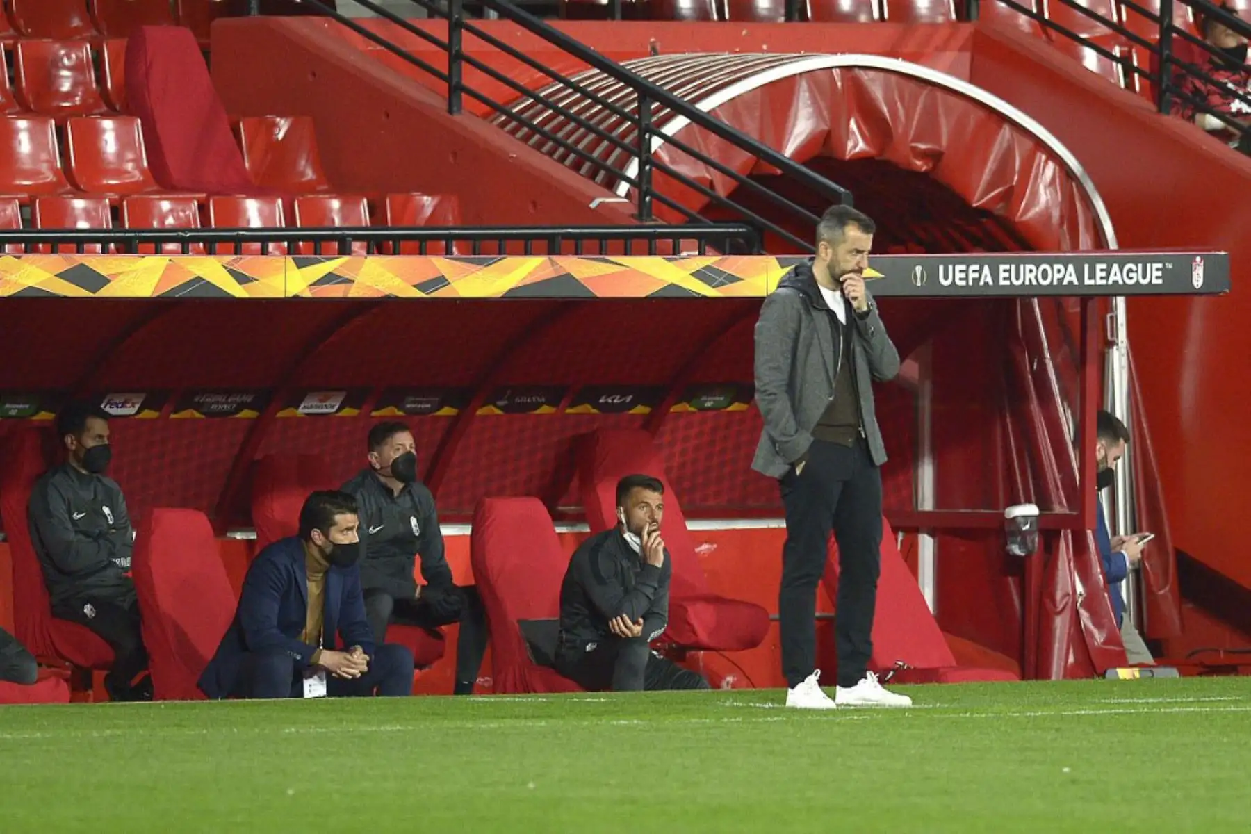 El entrenador español del Granada, Diego Martínez Peñas, reacciona durante el partido de fútbol de la UEFA Europa League entre el Granada FC y el Manchester United en el estadio Nuevo Los Cármenes de Granada.

Foto:AFP