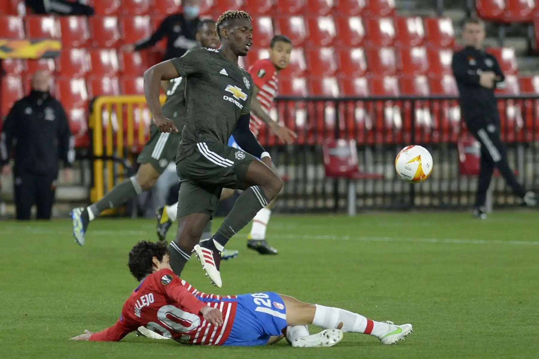 El centrocampista francés del Manchester United Paul Pogba desafía al defensor español del Granada Jesús Vallejo (abajo) durante el partido de fútbol de la UEFA Europa League entre el Granada FC y el Manchester United en el estadio Nuevo Los Cármenes de Granada.

Foto:AFP
