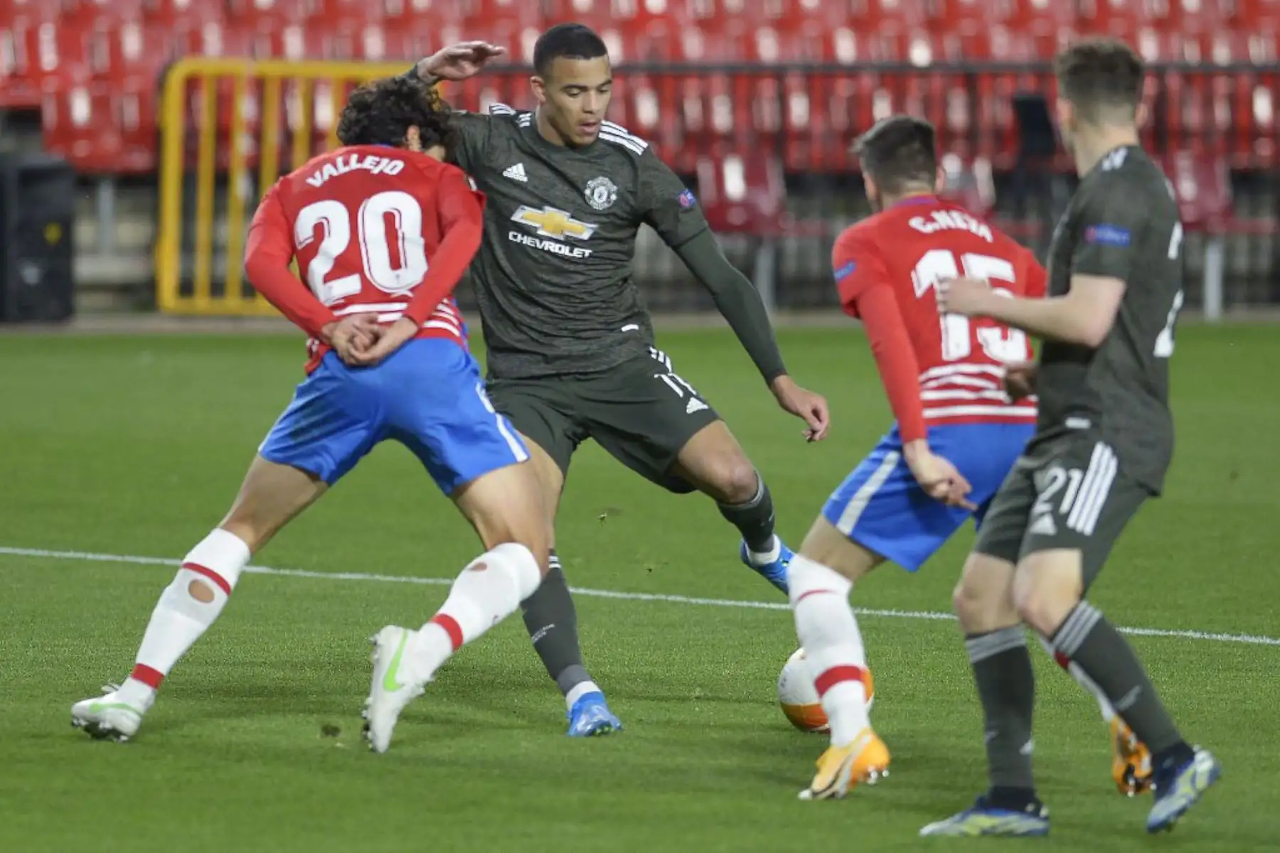 El delantero inglés del Manchester United, Mason Greenwood (C), desafía al defensa español del Granada Jesús Vallejo (L) y al defensa español del Granada Carlos Neva durante el partido de fútbol de la UEFA Europa League entre el Granada FC y el Manchester United en el estadio Nuevo Los Cármenes de Granada.

Foto:AFP