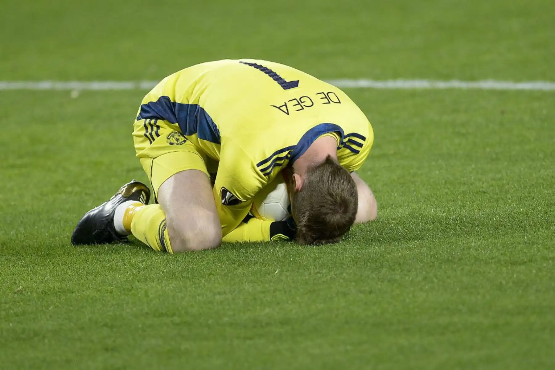 El portero español del Manchester United, David de Gea, detiene el balón durante el partido de fútbol de la UEFA Europa League entre el Granada FC y el Manchester United en el estadio Nuevo Los Carmenes de Granada.

Foto:AFP