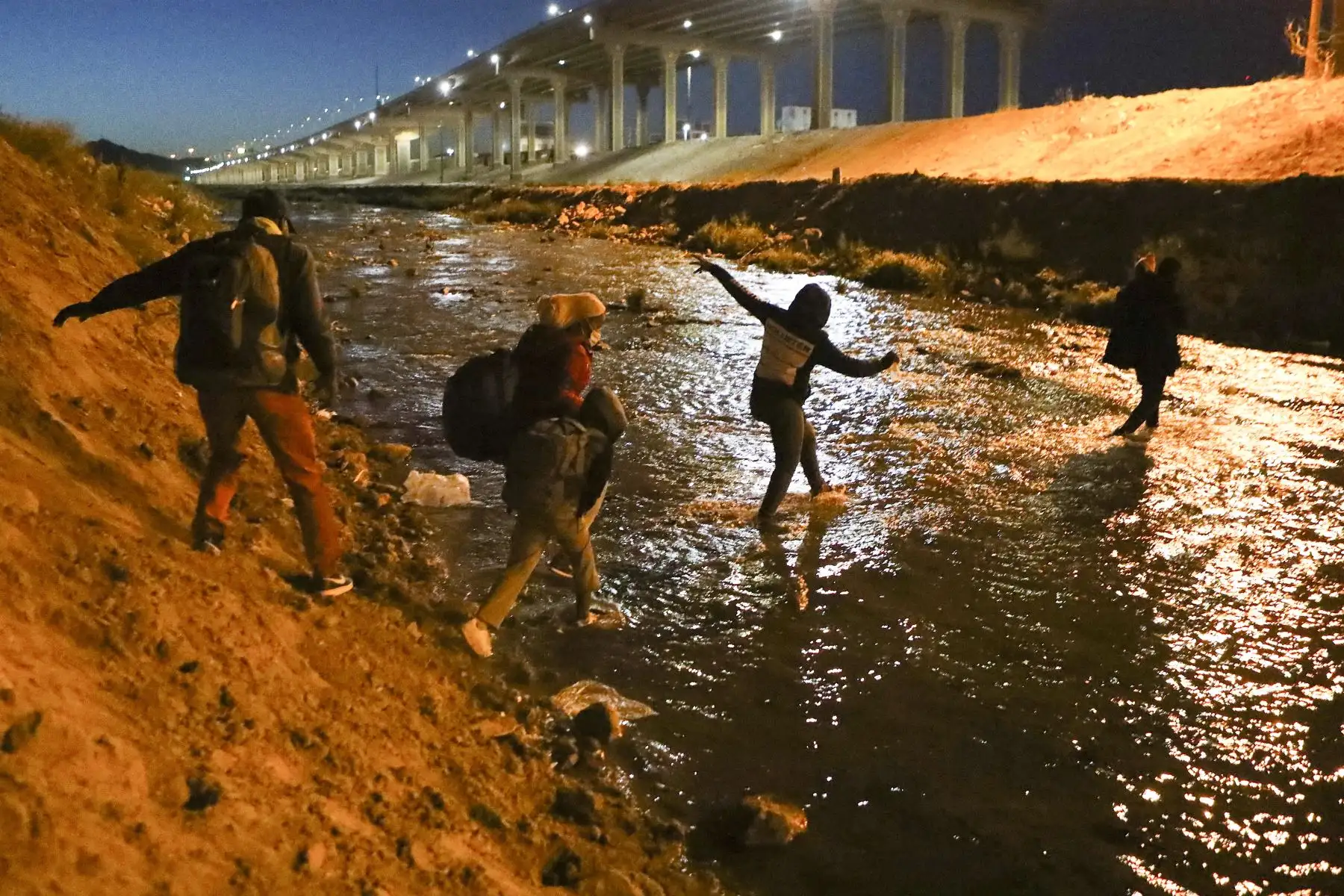 Para hacer frente al alza de estas cifras, el gobierno ha habitado bases militares y otros recintos para albergarlos. Foto: AFP