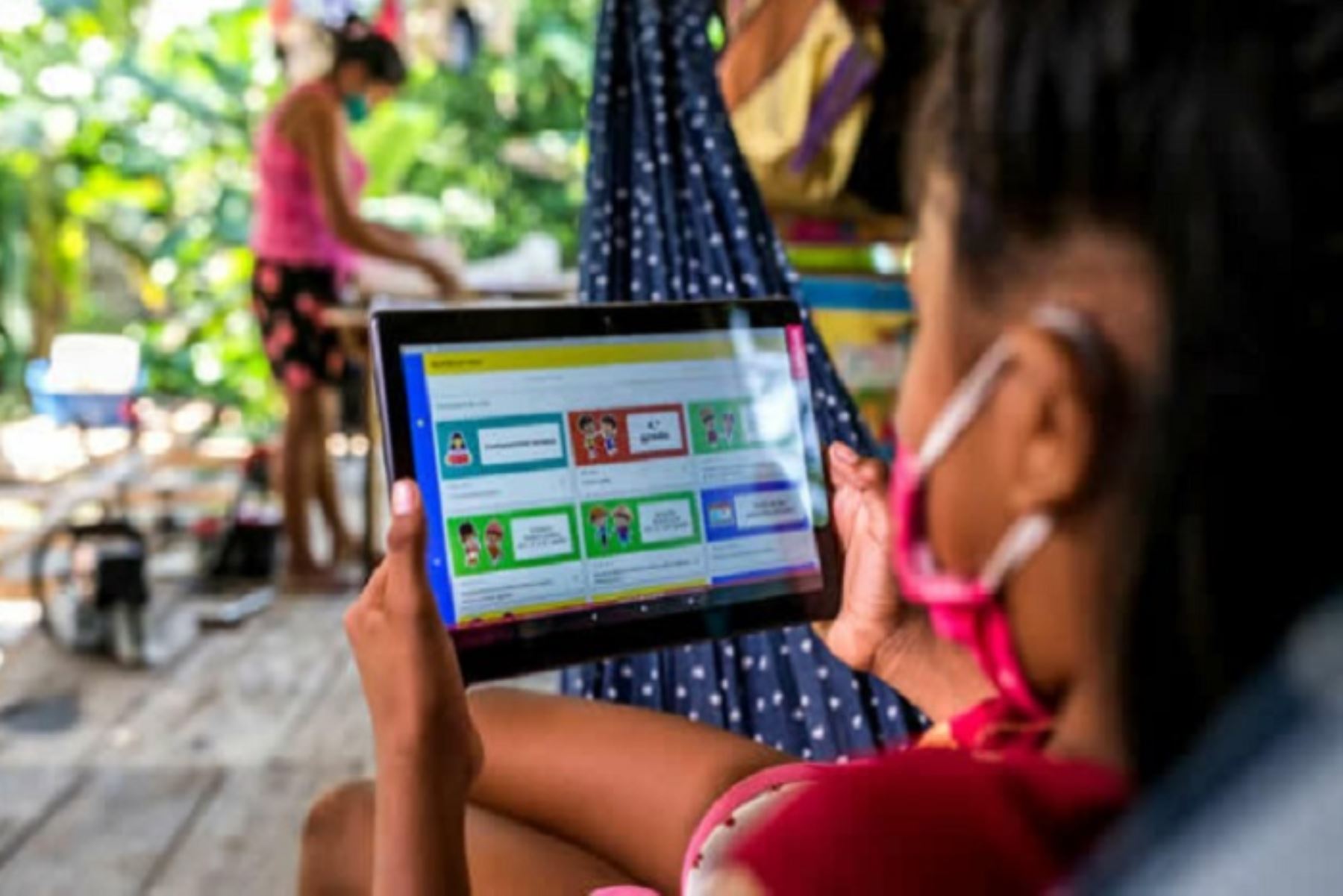 Las tabletas poseen siete aplicativos para las instituciones educativas focalizadas en los ámbitos andino y amazónico con sus lenguas maternas, entre los que se encuentran Colenaa, Malenaa, Mamaru y Chachas.