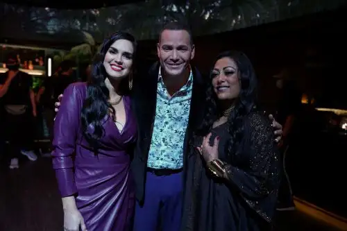 Víctor Manuelle posa junto a La India y la actriz Scarlett Ortiz, quien los acompaña en el video.