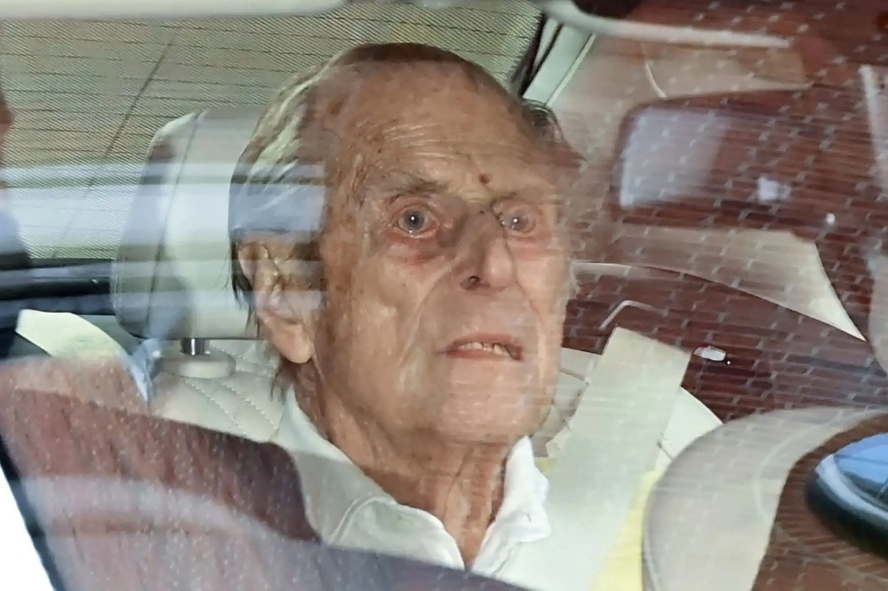 El príncipe Felipe de Gran Bretaña, duque de Edimburgo, abandona el Hospital King Edward VII en el centro de Londres el 16 de marzo de 2021. El esposo de 99 años de la reina Isabel II estaba en el hospital con una afección cardíaca. Foto: AFP