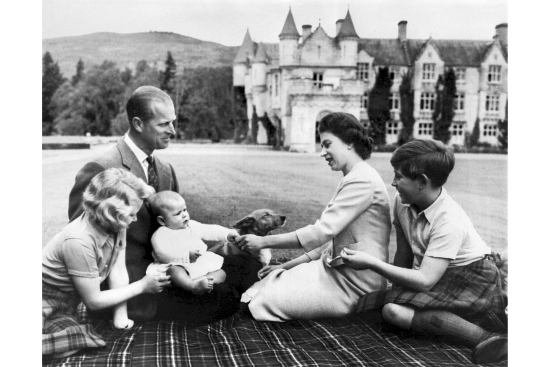 La reina Isabel II de Gran Bretaña (2R), el Príncipe Felipe de Gran Bretaña, Duque de Edimburgo (2L) y sus tres hijos, el Príncipe Carlos (R), la Princesa Ana (L) y el Príncipe Andrew (3L) posan en los terrenos del Castillo de Balmoral, cerca del pueblo de Crathie en Aberdeenshire, 9 de septiembre de 1960. Foto: AFP