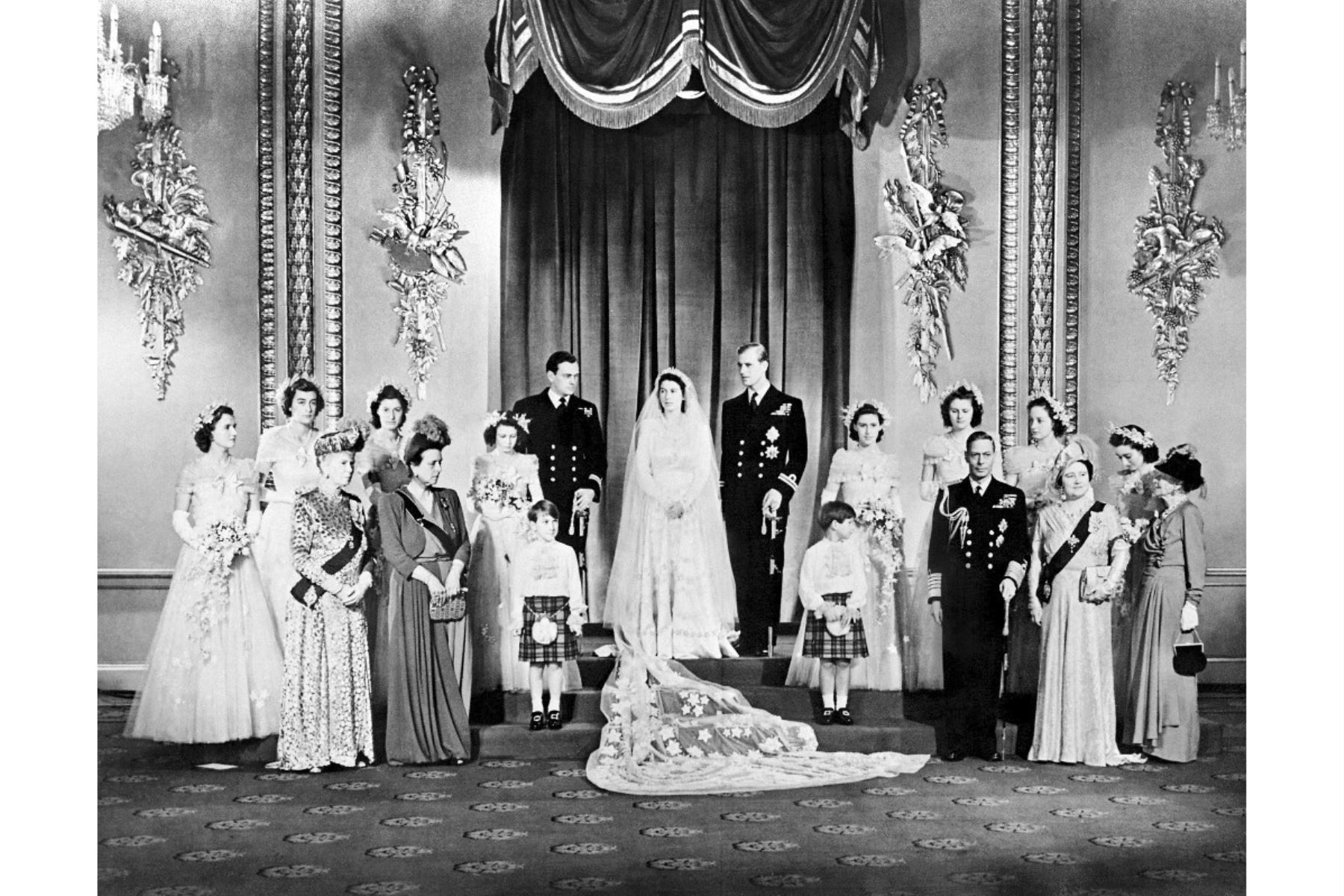 Los miembros de la familia real británica y los invitados posan alrededor de la princesa Isabel (futura reina Isabel II) (CL) y Felipe, duque de Edimburgo (CR) (futuro príncipe Felipe). Foto: AFP