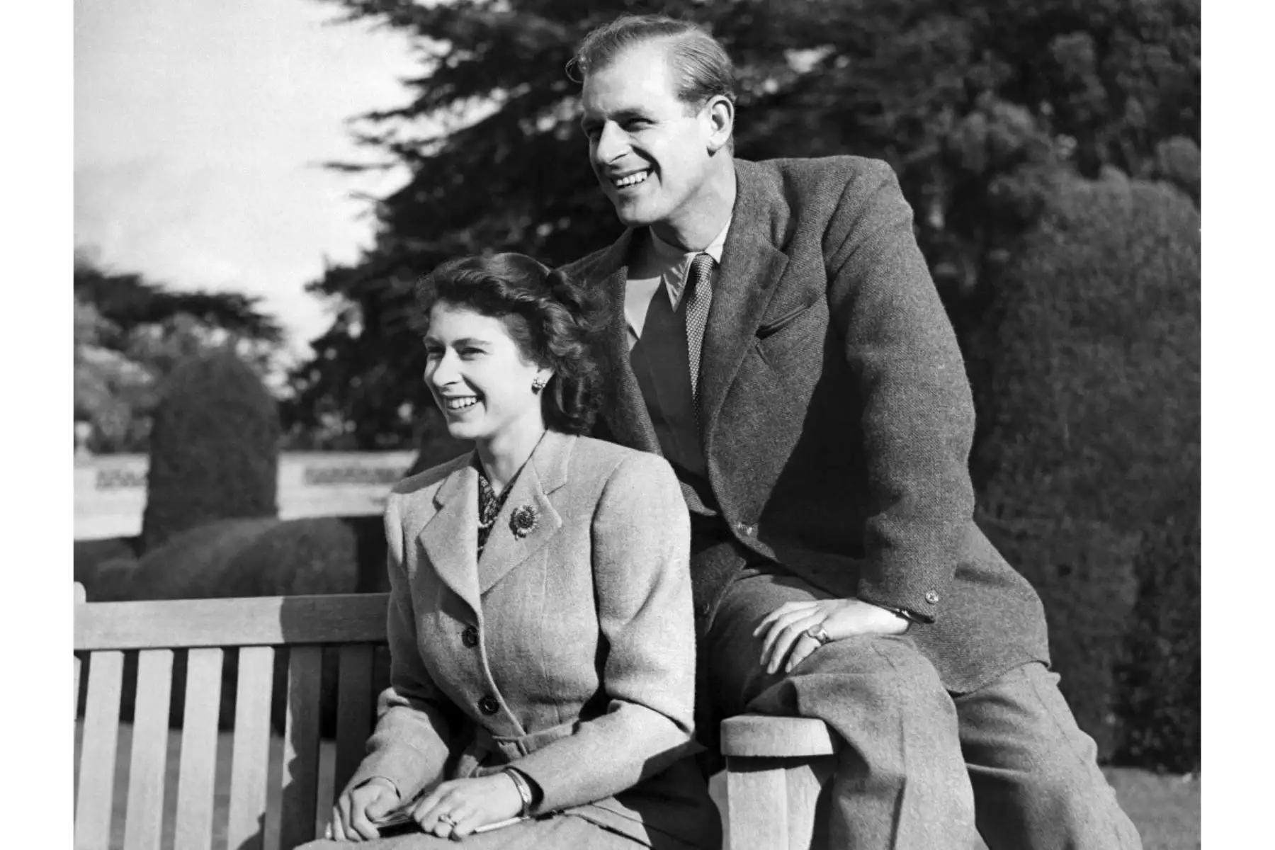 La princesa Isabel de Gran Bretaña (futura reina Isabel II) y su esposo Felipe, duque de Edimburgo, posan durante su luna de miel, el 25 de noviembre de 1947 en la finca de Broadlands, Hampshire. Foto: AFP
