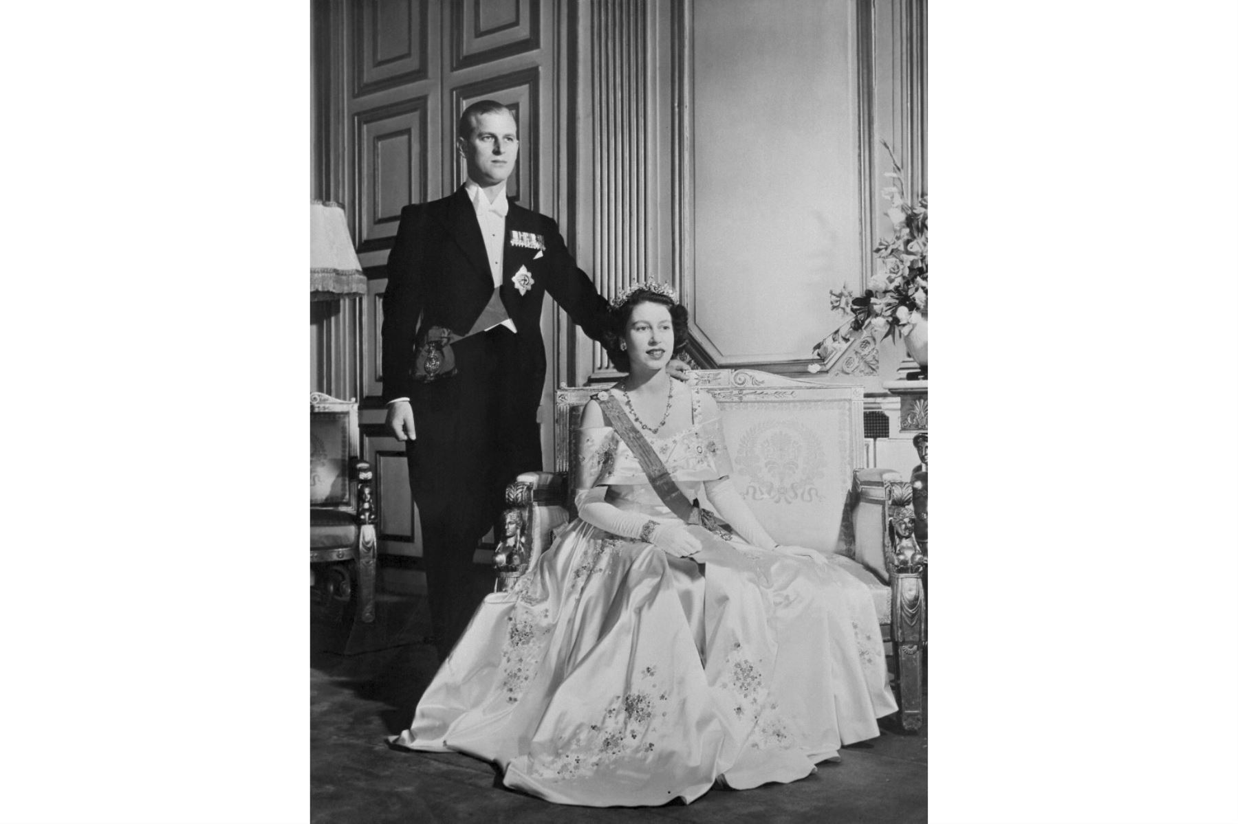 La princesa Isabel de Gran Bretaña (futura reina Isabel II de Gran Bretaña) y Felipe el duque de Edimburgo posan en el Palacio de Buckingham, Londres en 1948. Foto: AFP