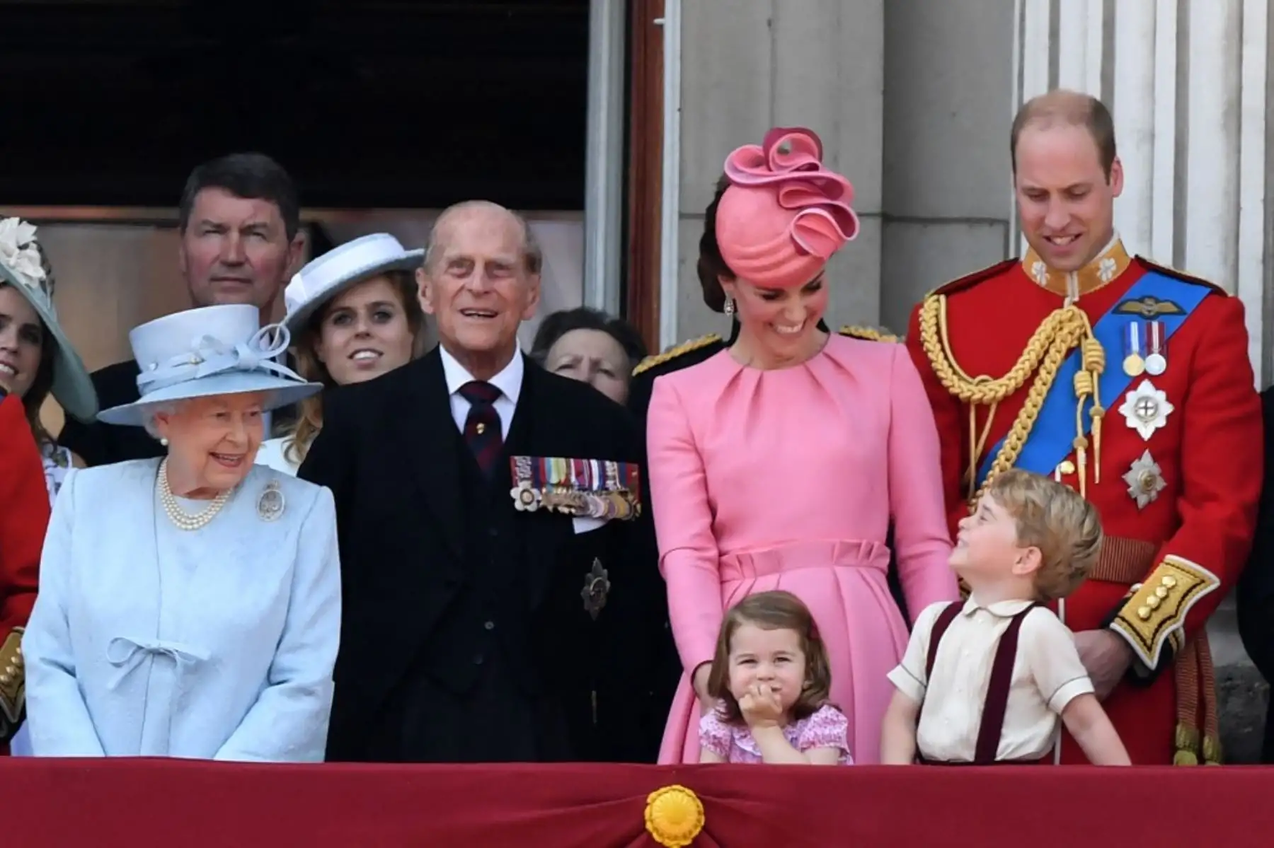 Miembros de la Familia Real (LR) la reina Isabel II de Gran Bretaña, el vicealmirante Timothy Laurence, la princesa Beatriz de York de Gran Bretaña, el príncipe Felipe de Gran Bretaña, el duque de Edimburgo, Catalina de Gran Bretaña, duquesa de Cambridge (con la princesa Charlotte y el príncipe George) y el príncipe de Gran Bretaña William, duque de Cambridge, se para en el balcón del Palacio de Buckingham para ver un vuelo de aviones de la Royal Air Force, en Londres el 17 de junio de 2017. Foto: AFP
