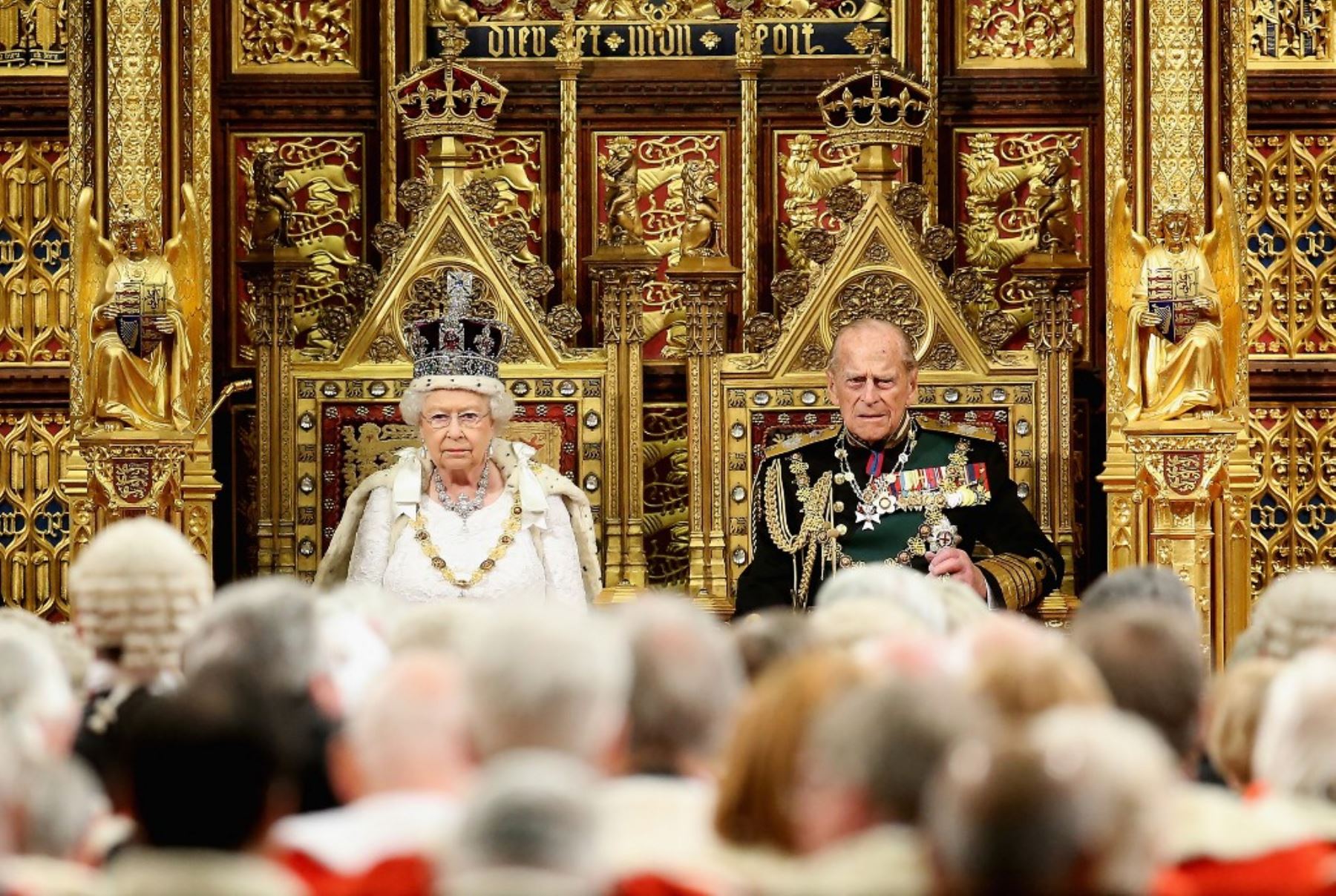 La reina Isabel II (izquierda) de Gran Bretaña y el príncipe Felipe, duque de Edimburgo, aparecen en la foto antes del discurso de la reina durante la Apertura del Parlamento en Londres el 18 de mayo de 2016. Foto: AFP