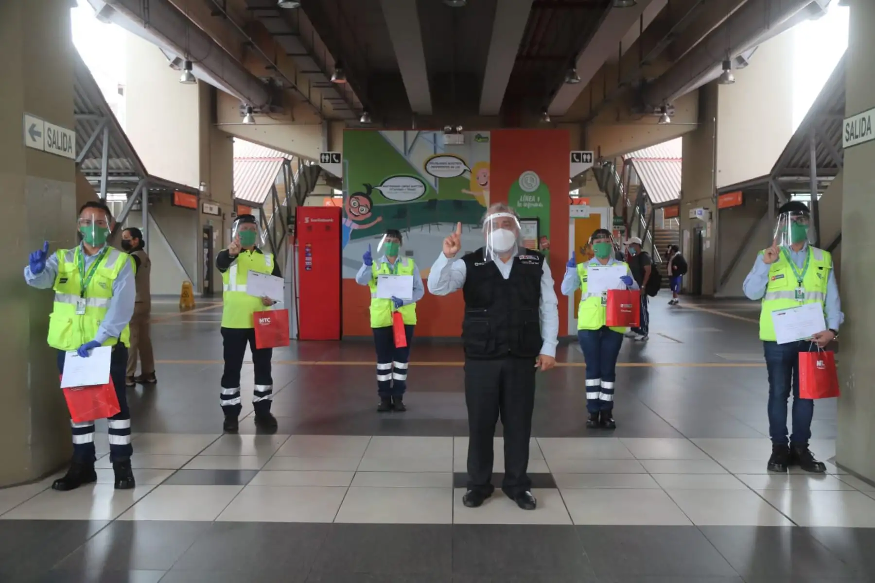 Este domingo, la Línea 1 de Lima cumple 10 años. El ministro Eduardo Gonzalez destacó el importante servicio que brinda en la  ciudad y reconoció el esfuerzo de sus trabajadores porque gracias a ellos miles de pasajeros se siguen trasladando a pesar del estado de emergencia.
Foto:ANDINA/MTC