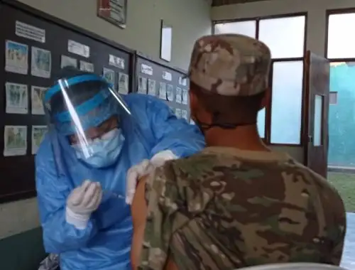 Brigadas de salud de Áncash vacunan contra la covid-19 a soldados del Ejército del Perú y voluntarios de la Cruz Roja. ANDINA/Difusión