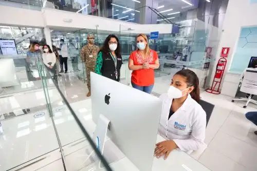 La presidenta del Consejo de Ministros, Violeta Bermúdez, junto con la presidenta de EsSalud, supervisan el funcionamiento del Centro Nacional de Telemedicina, que atiende más de 100 mil consultas médicas al mes de manera virtual. Foto: PCM