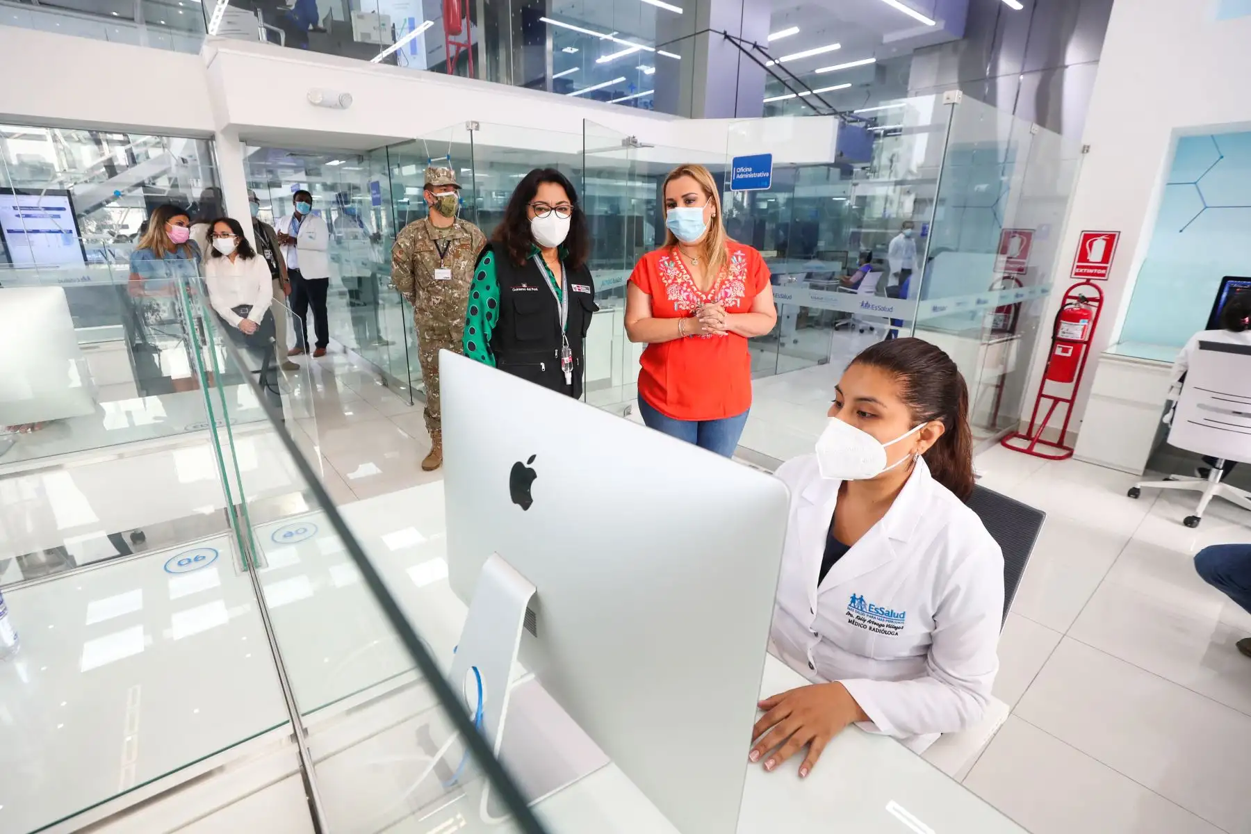 La presidenta del Consejo de Ministros, Violeta Bermúdez, junto con la presidenta de EsSalud, supervisan el funcionamiento del Centro Nacional de Telemedicina, que atiende más de 100 mil consultas médicas al mes de manera virtual. Foto: PCM