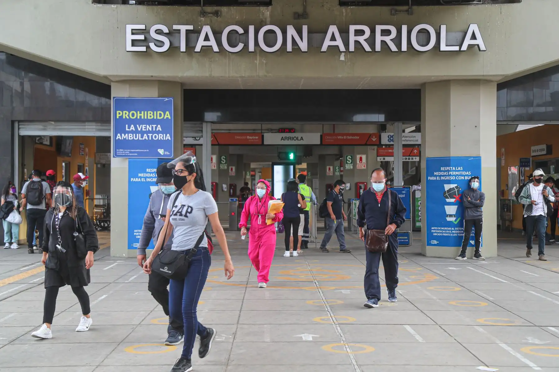 Este domingo, la Línea 1 de Lima cumple 10 años. El ministro Eduardo Gonzalez destacó el importante servicio que brinda en la ciudad y reconoció el esfuerzo de sus trabajadores porque gracias a ellos miles de pasajeros se siguen trasladando a pesar del estado de emergencia. Foto:ANDINA/MTC