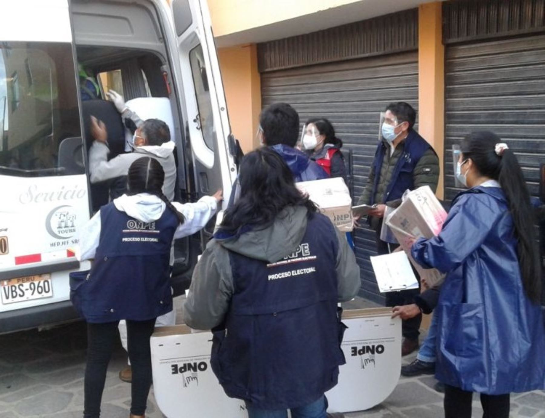 Arequipa inició hoy el traslado del material electoral que se empleará este domingo 11 de abril a las zonas más alejadas de la región. ANDINA/Difusión