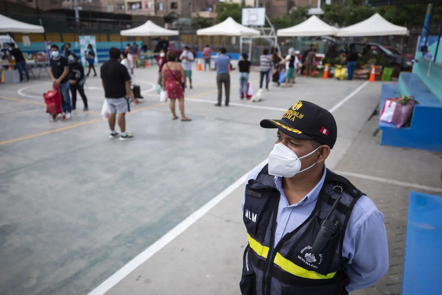 Mercado móvil de la Municipalidad de Lima llegó con productos de primera necesidad a precios bajos, a la losa El Planeta en el Cercado de Lima. Foto: MML
