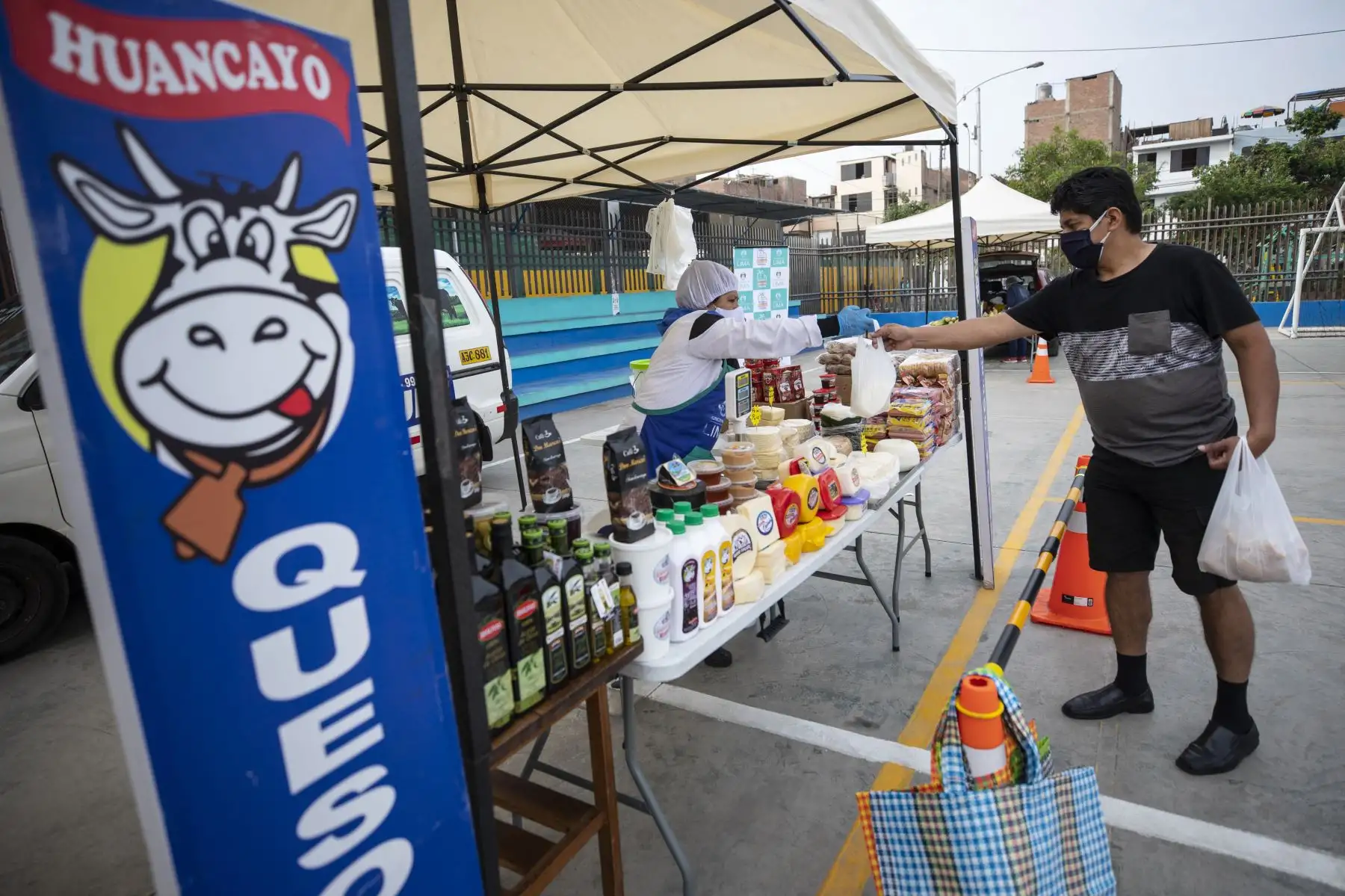 Mercado móvil de la Municipalidad de Lima llegó con productos de primera necesidad a precios bajos, a la losa El Planeta en el Cercado de Lima. Foto: MML
