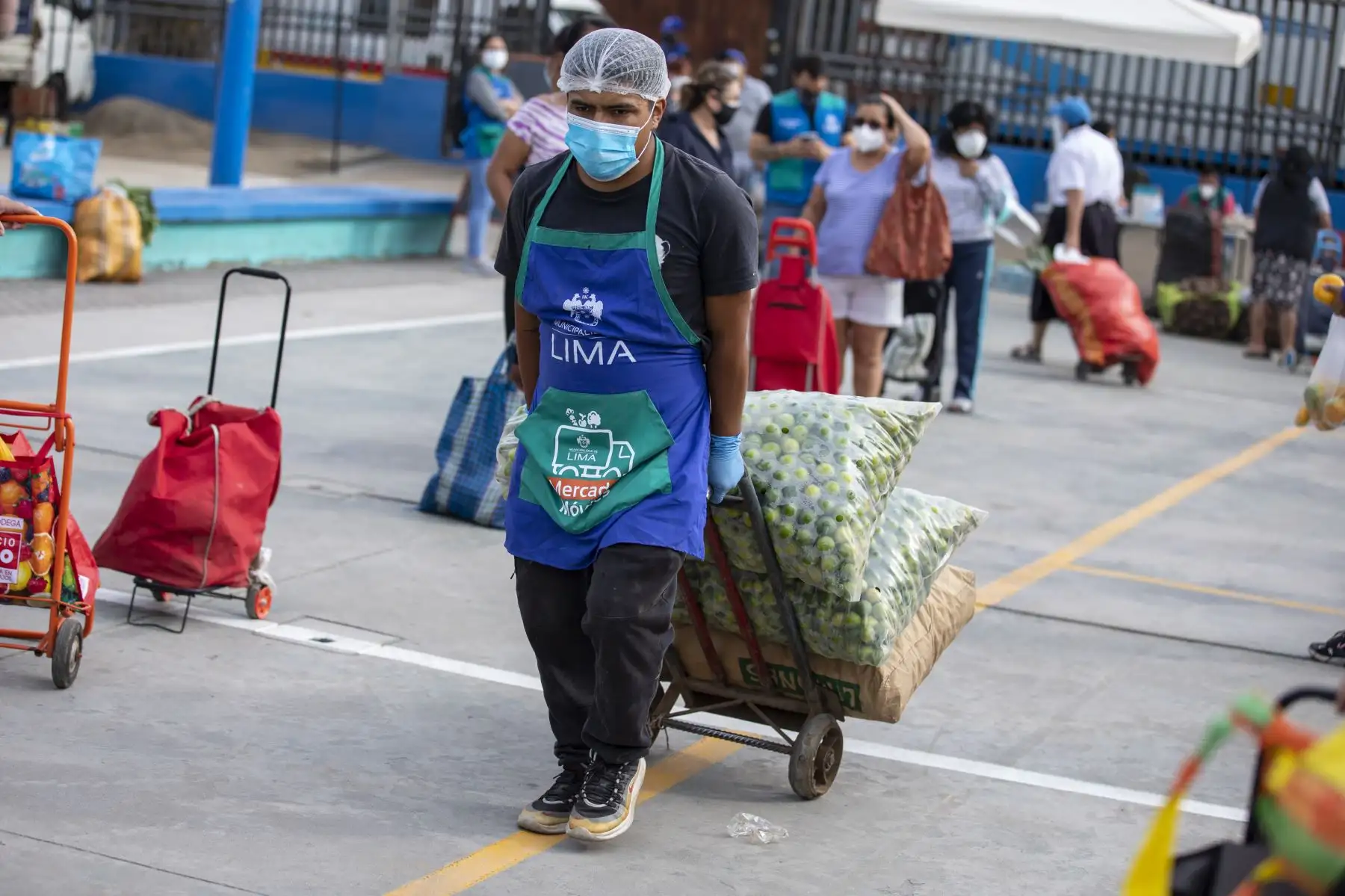 Mercado móvil de la Municipalidad de Lima llegó con productos de primera necesidad a precios bajos, a la losa El Planeta en el Cercado de Lima. Foto: MML