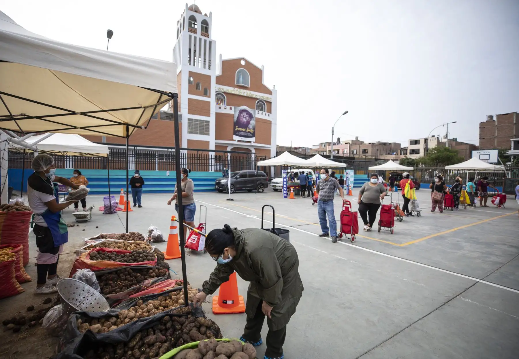 Mercado móvil de la Municipalidad de Lima llegó con productos de primera necesidad a precios bajos, a la losa El Planeta en el Cercado de Lima. Foto: MML